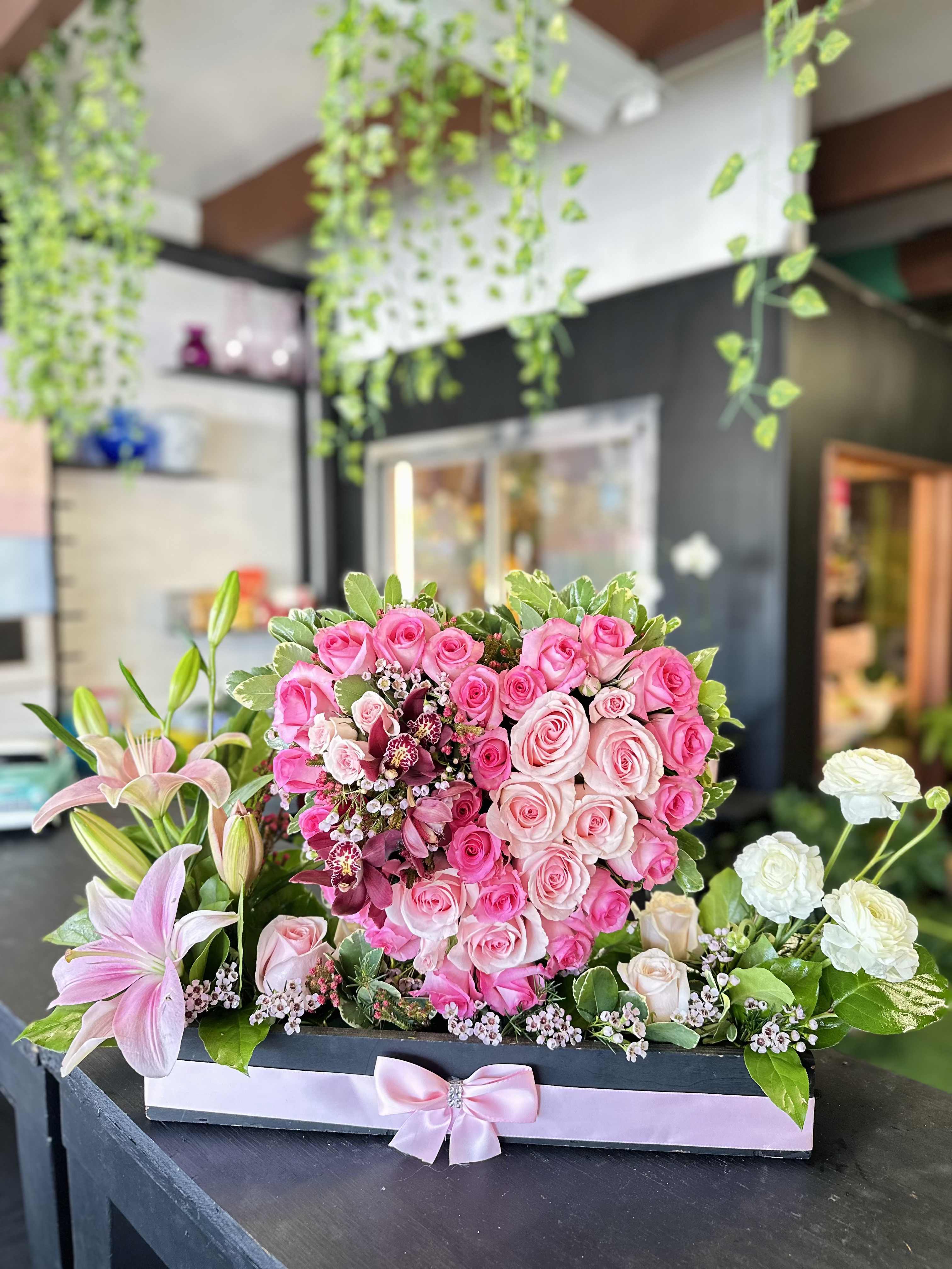 Pink heart garden Pink heart garden - The pink heart garden is so special that everyone who looks at it is enchanted. Our fresh and premium flowers make this beautiful bouquet so special.
