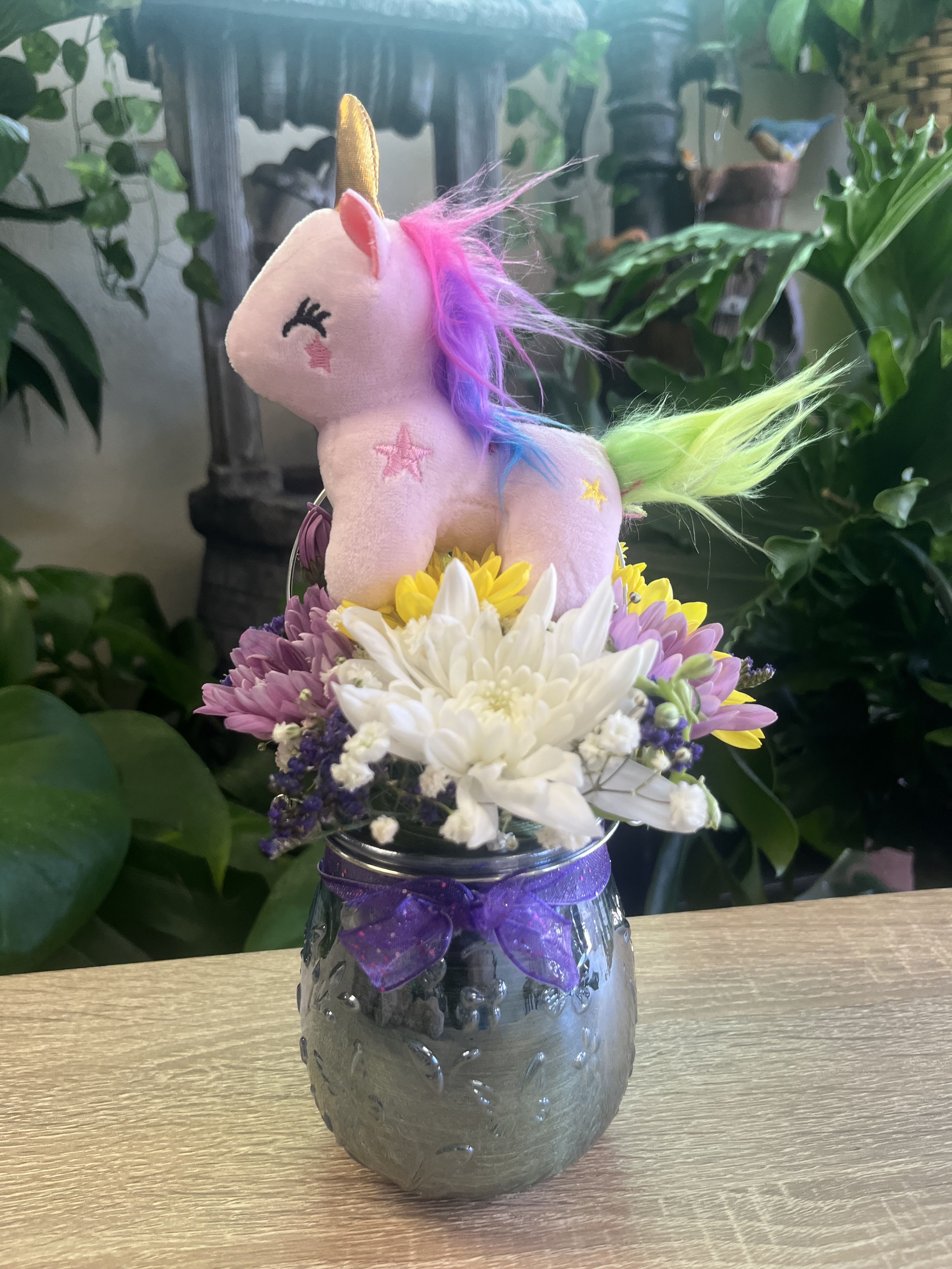 Unicorn flowers Unicorn flowers - fresh flowers in vase with plush unicorn