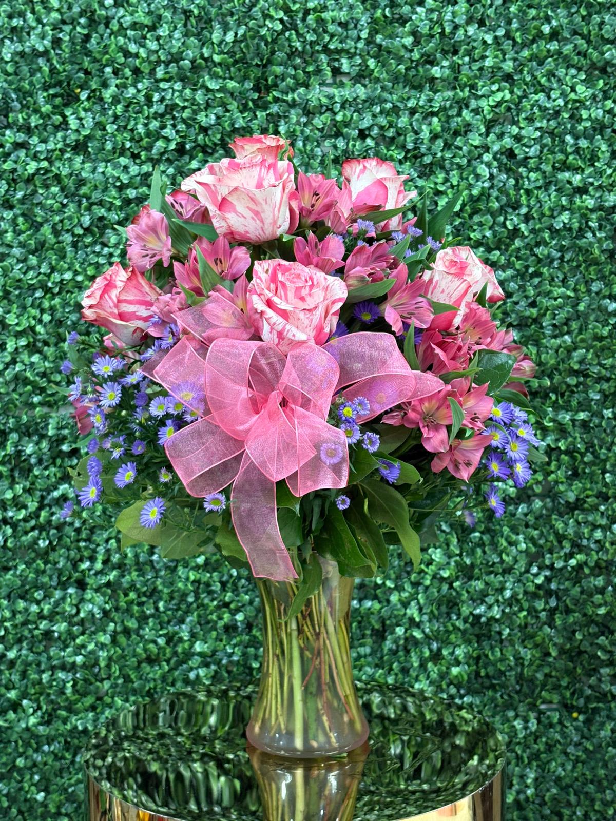 Sweet bloom - This beautiful combination of two-tone roses, pink astromelias and delicate lilac flowers is perfect for expressing affection, sweetness and gratitude. Decorated with a translucent pink bow, it is the ideal detail for birthdays, anniversaries or simply to brighten the day of someone special.   Because every flower has something sweet to say