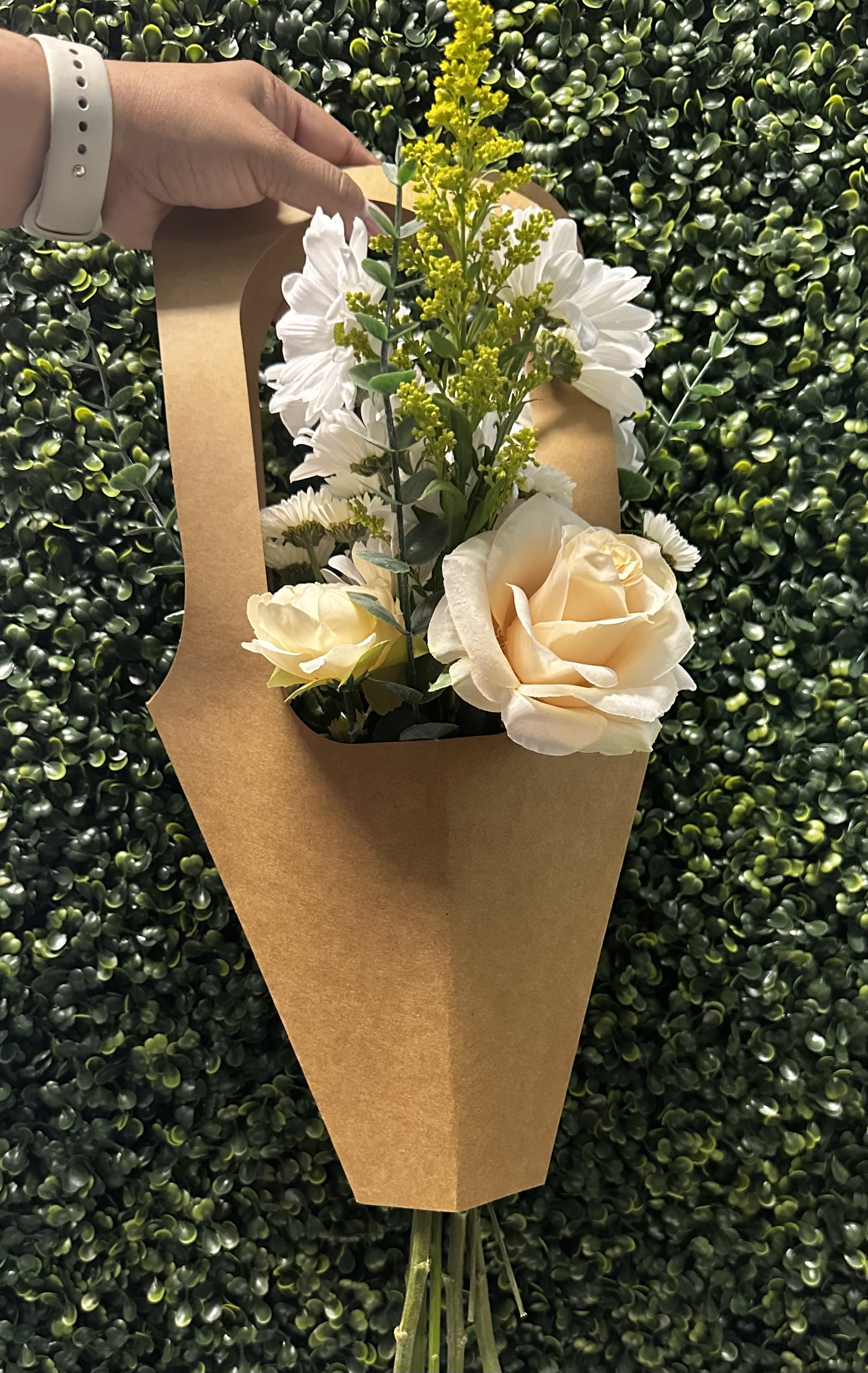 Kraft paper bouquet flowers  - Elegant Kraft Paper Bouquets - Perfect for Any Occasion!  Beautiful, eco-friendly bouquets wrapped in kraft paper. Ideal for gifts, celebrations, and adding a touch of natural charm. Order yours today and make a statement with sustainable style! We also do any flowers of your choice!!