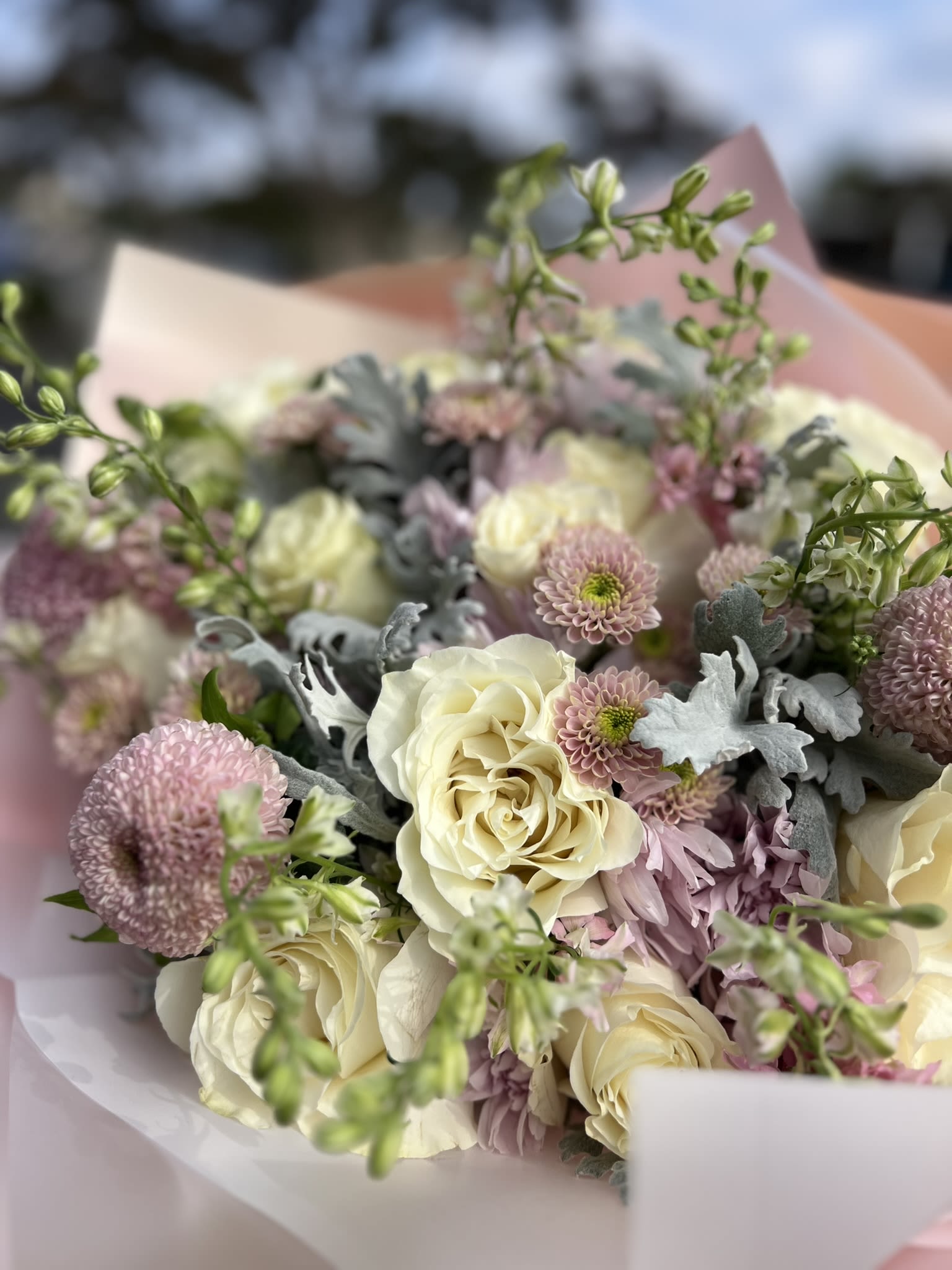 &quot;Aisha&quot; Bouquet - Bouquet of 12 white roses, with astromelia, chrysanthemum, larkspur, dusty miller
