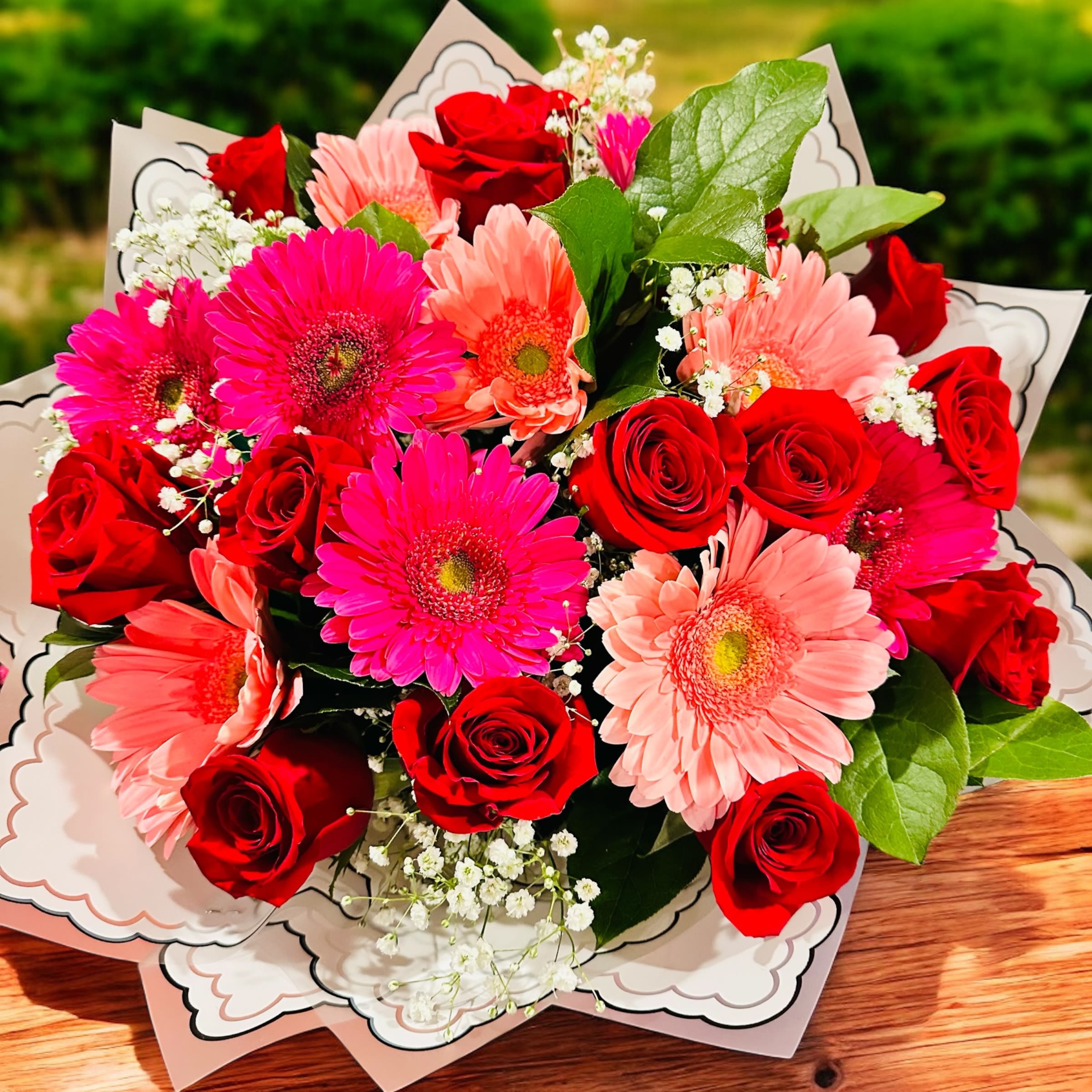 happy  - The perfect bouquet exists and can bring the greatest joy to the person who receives it; give very beautiful flowers, gerberas convey joy.