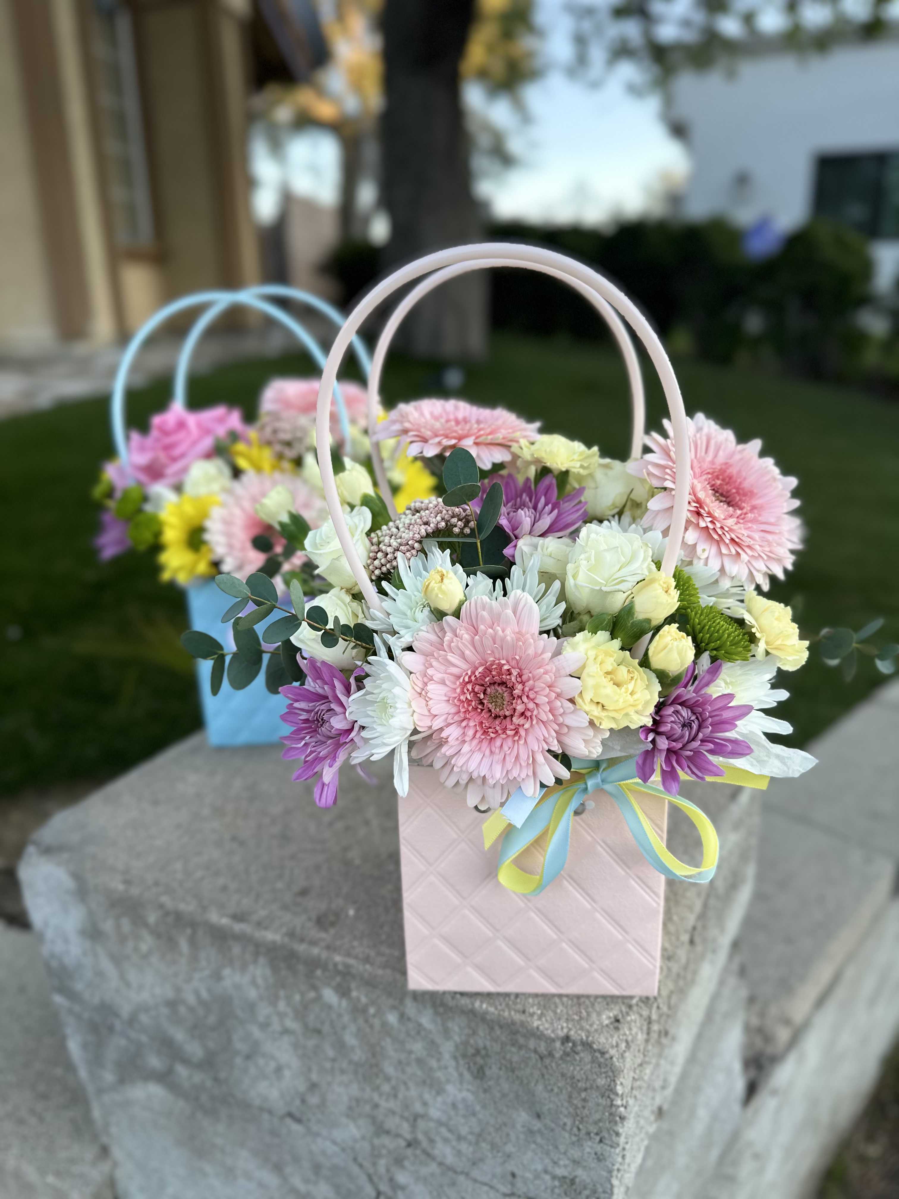 Tenderness in Bloom Tenderness in Bloom - A small but utterly charming arrangement — like a fleeting “thinking of you.” Delicate blooms in a stylish mini handbag bring a smile, lift the mood, and show that beauty lies in the little things.  The perfect floral compliment to brighten someone’s day — no occasion needed, just from the heart. When ordering this arrangement, you will receive a composition in soft shades of color. Component substitutions are possible.