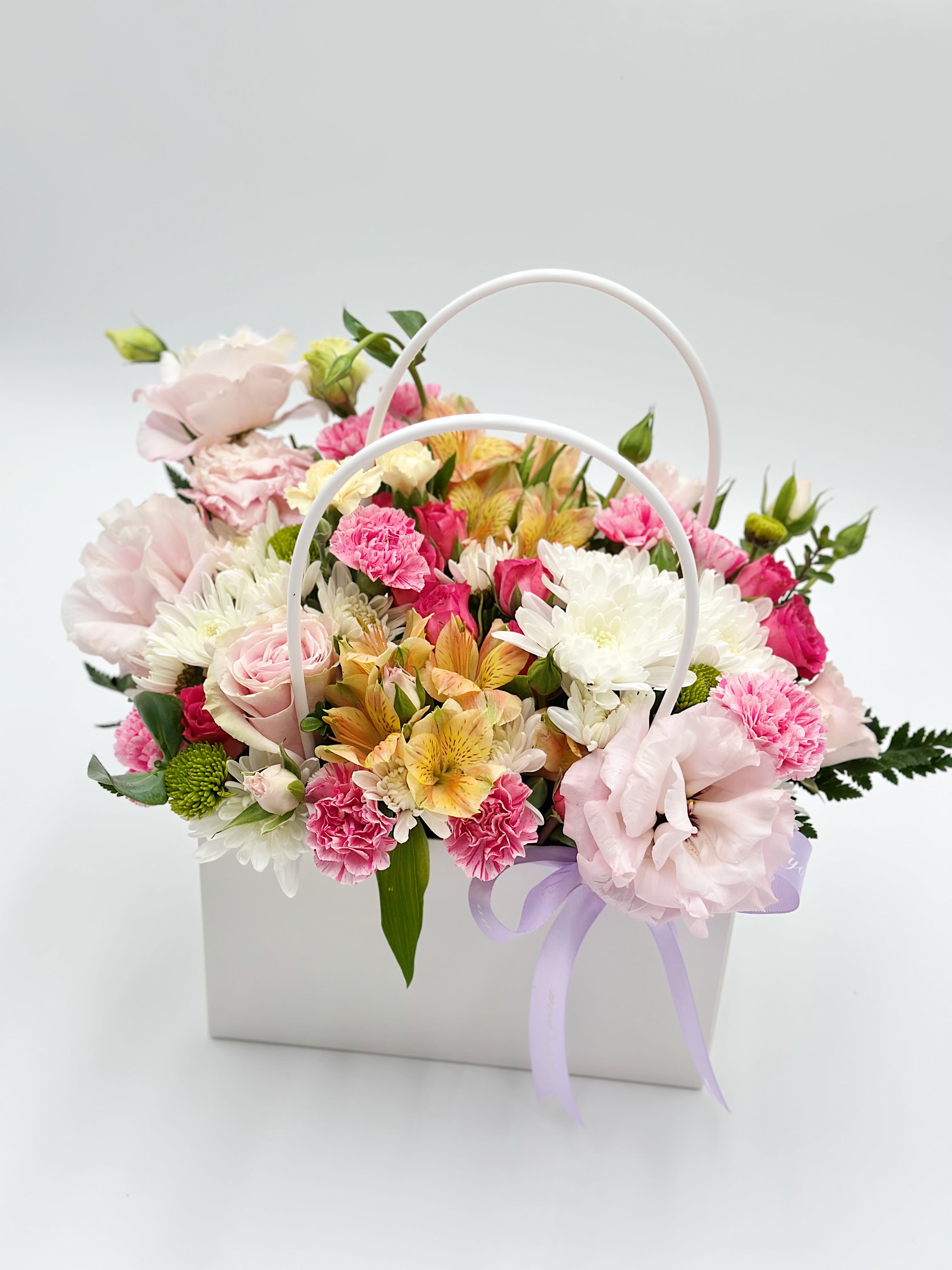 Lightness of the Moment - A light and touching arrangement, like a sweet postcard made of fresh flowers. This elegant handbag in soft tones is a warm gesture of attention — speaking of affection, care, and refined taste.  Perfect for bringing joy — no occasion needed, just from the heart. When ordering this arrangement, you will receive a composition in soft shades of color. Component substitutions are possible.