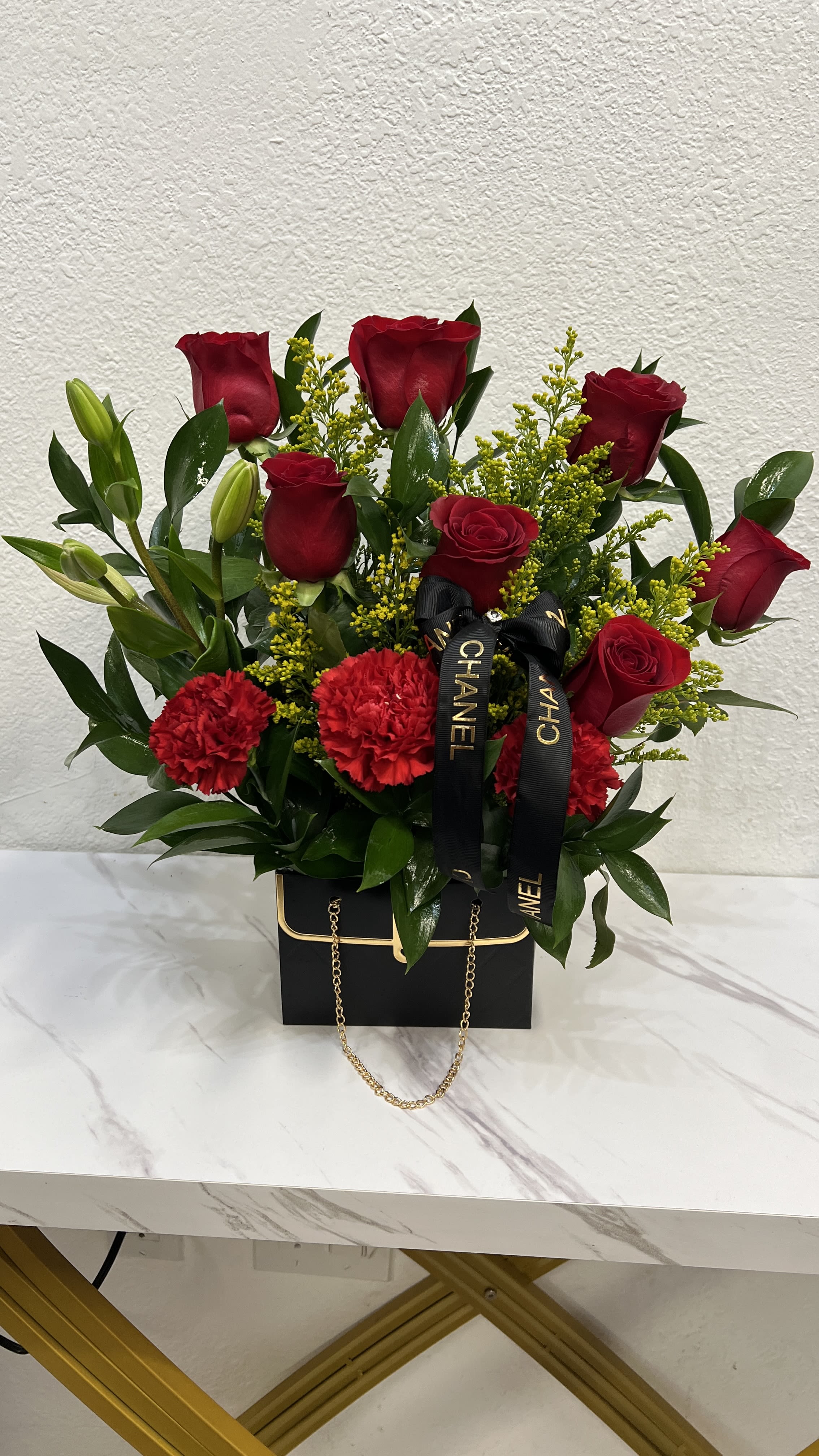 Black Bag With Red Roses Black Bag With Red Roses - Buyer will receive a bag with red roses