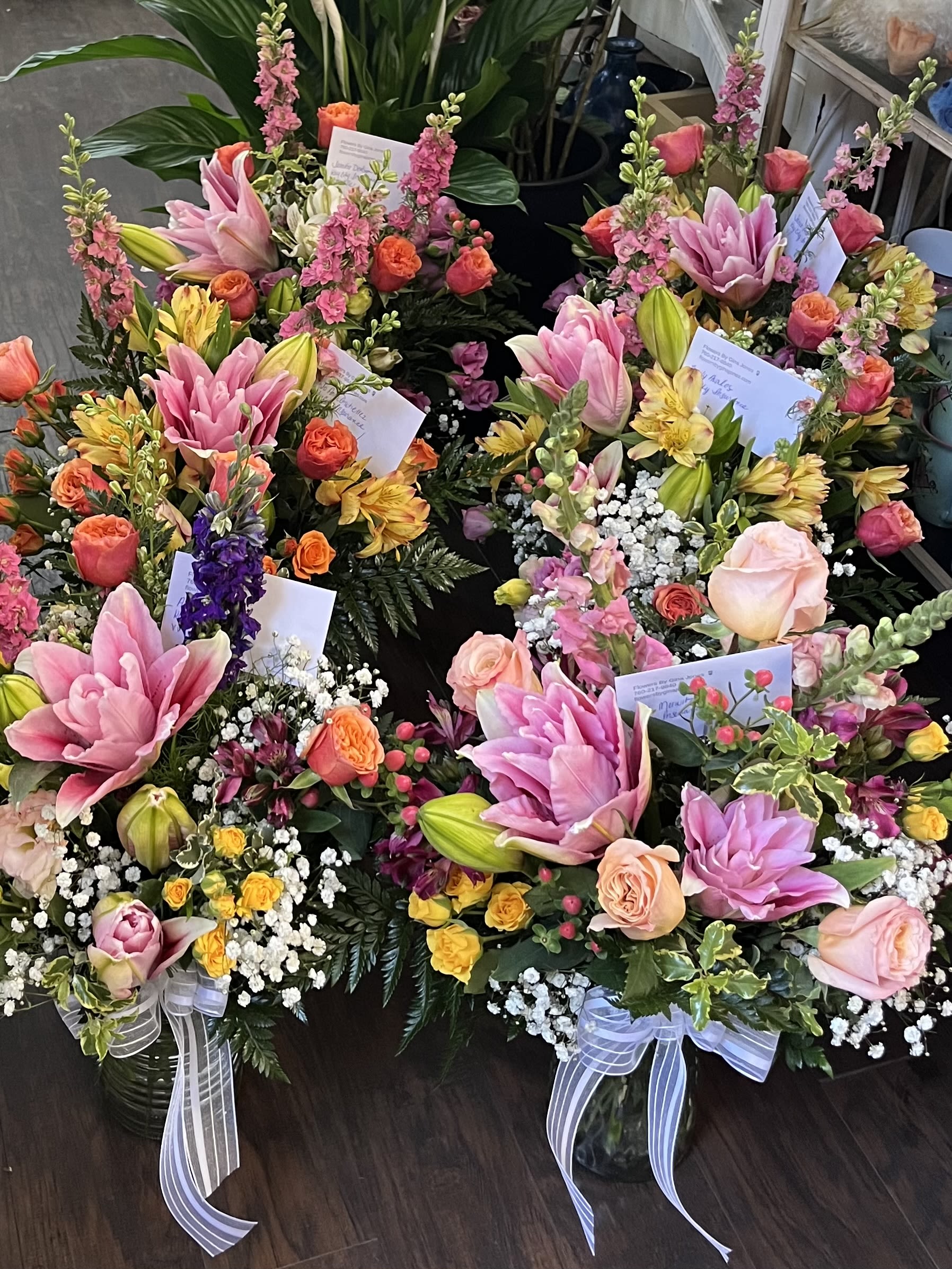 Bouquet, chocolates &amp; balloon/ Ramo, chocolates y globo - Large spring bouquet in a vase with several varieties of flowers to include roses lilies, and a mixture of beautiful seasonal flowers. Similar to photo not exact a box of candy and a balloon to fit your occasion   Gran ramo de primavera en un jarrón con varias variedades de flores, incluyendo rosas, lirios y una mezcla de hermosas flores de temporada. Similar a la foto, no exacto, una caja de caramelos y un globo para adaptarse a tu ocasión.