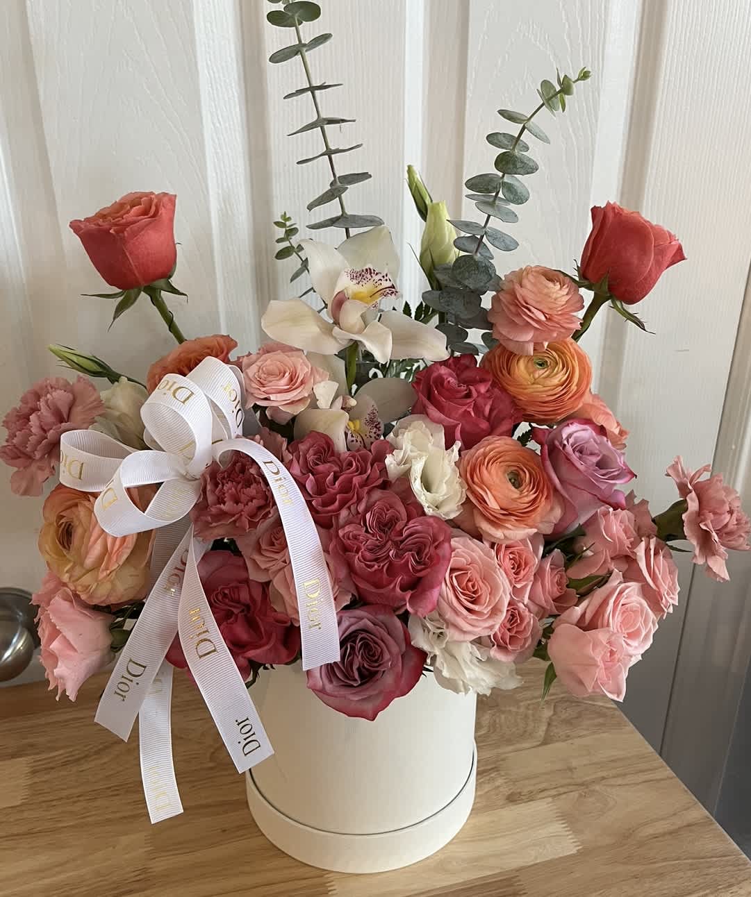 Boutique box bouquet / Ramo de caja boutique Boutique box bouquet / Ramo de caja boutique - Roses, spray roses, ranunculus,lisianthus, orchids Rosas, rosas en spray, ranúnculos, lisianthus, orquídeas