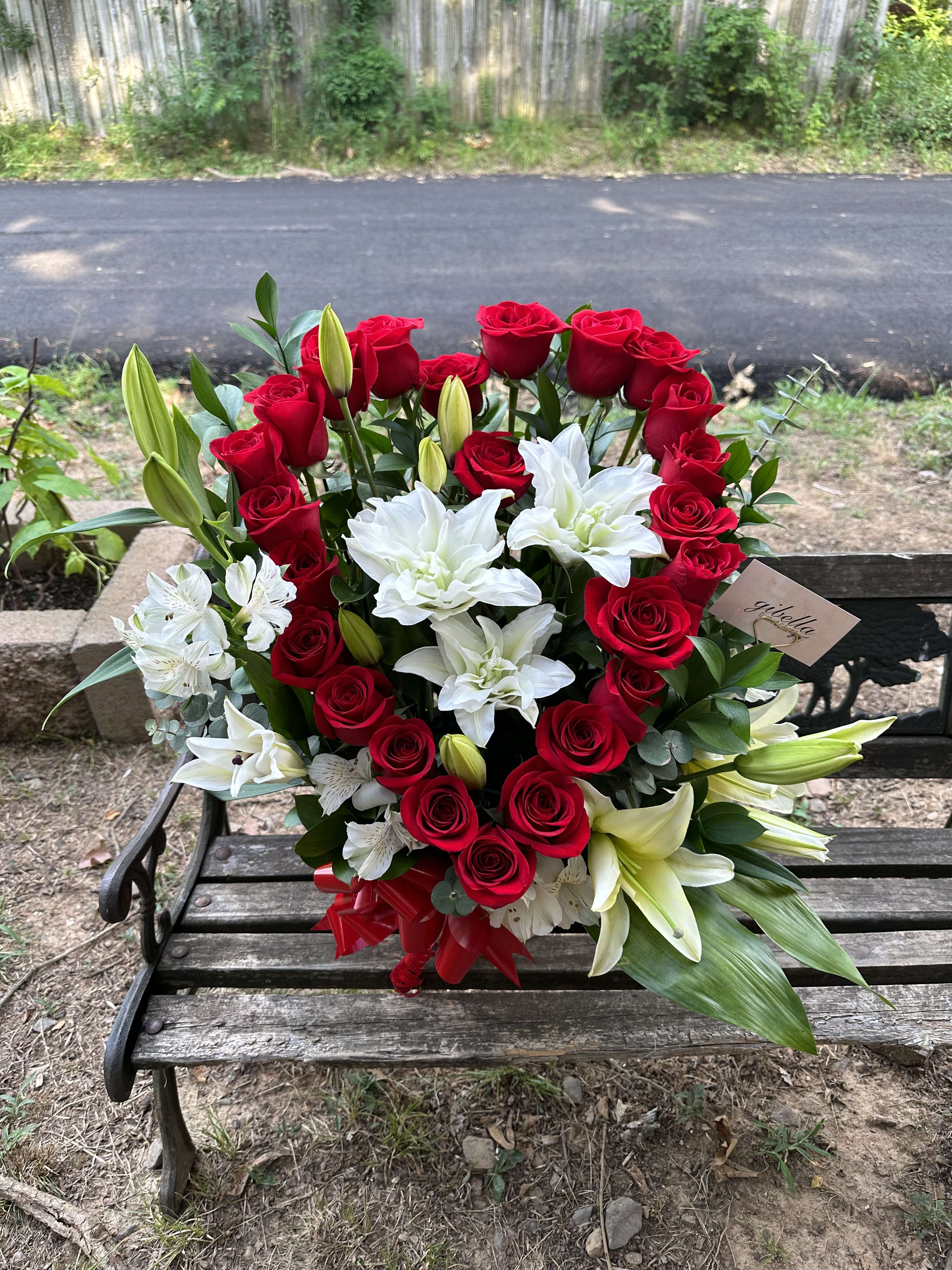 Mi corazoncito Mi corazoncito - Heart shaped tall arrangement wit lilies alstro and green.