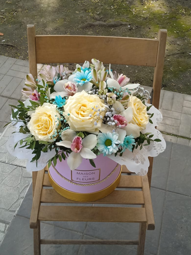 Exclusive flower box design 4 - The composition of the flower may change slightly depending on the season, maintaining its color scheme