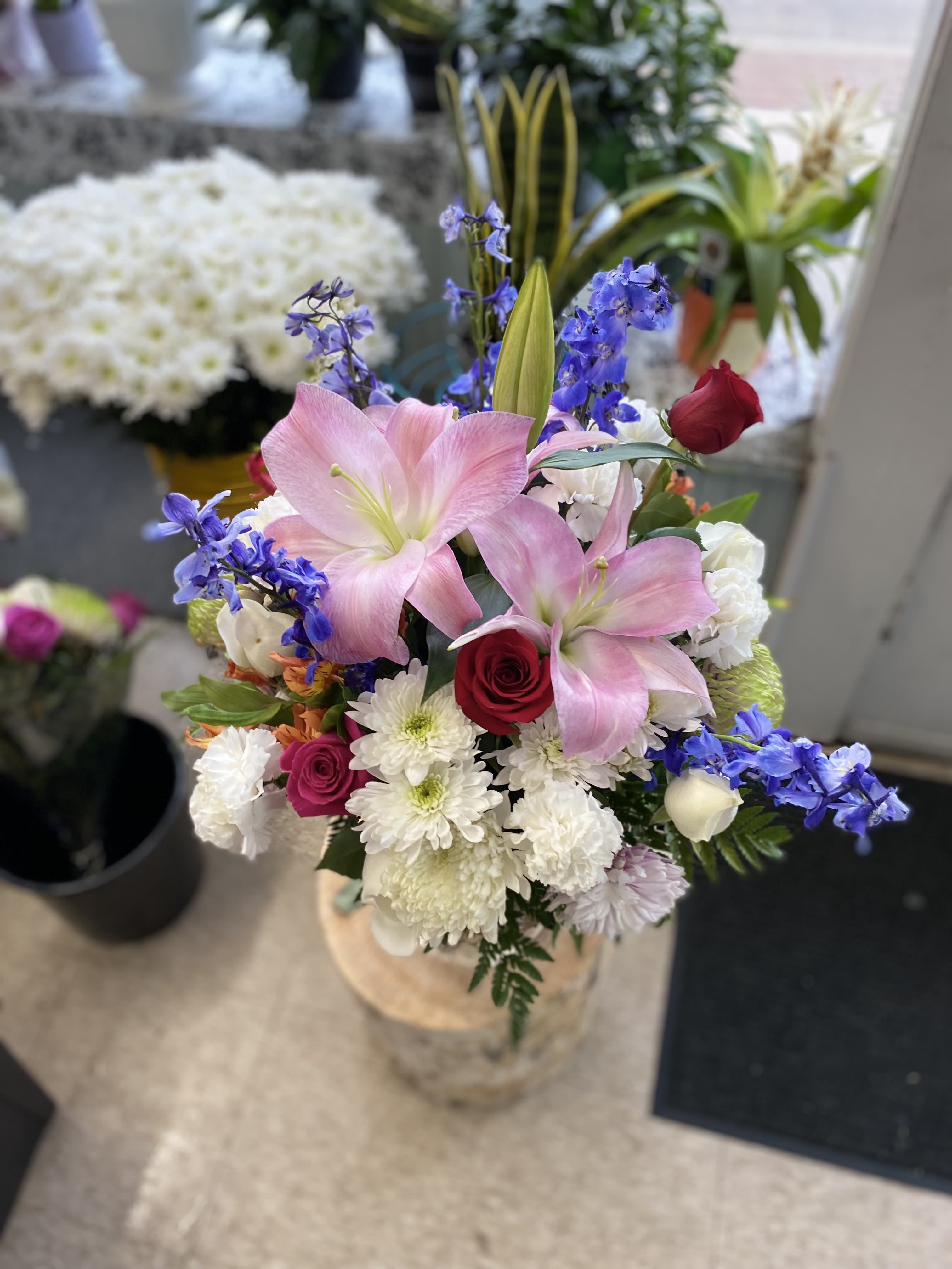 Mix vase arrangement - Mix flowers, including roses, lilies, daisies, and a lot more large vase  arrangement