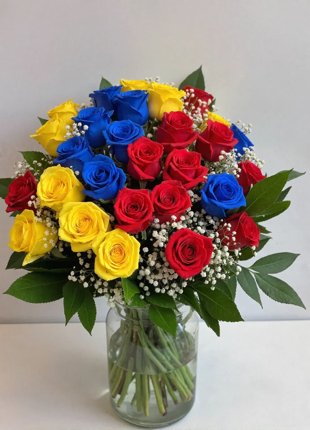 Bouquet Orinoco - Celebrate the vibrant soul of Venezuela with our Orinoco Bouquet — a striking arrangement of 24 fresh roses in the patriotic colors of red, yellow, and white-gold, inspired by the Venezuelan flag. Designed to honor the spirit, resilience, and pride of the Venezuelan people, this handcrafted bouquet is more than a floral gift — it's a symbol of cultural identity and heartfelt connection.