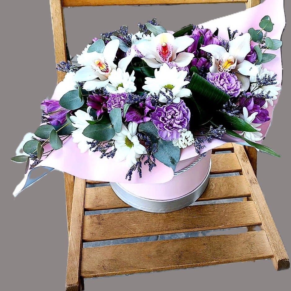 Florist's choice 1 - You order this arrangement at the florist's choice. The florist uses fresh, beautiful flowers in the color scheme of your choice