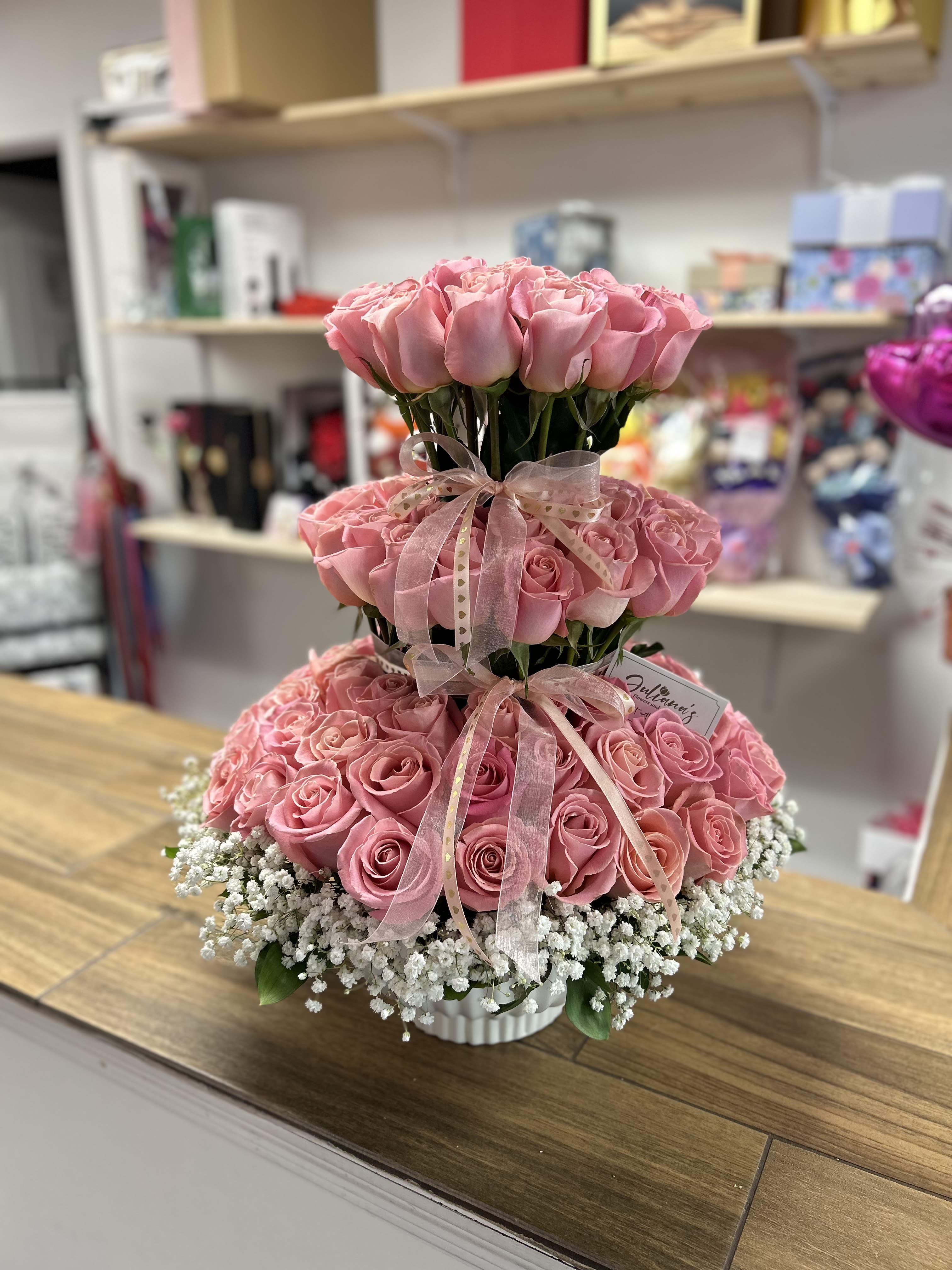 Large arrangement whit pink roses  - Beautiful floral arrangement made with 125 pink roses, and baby breath!