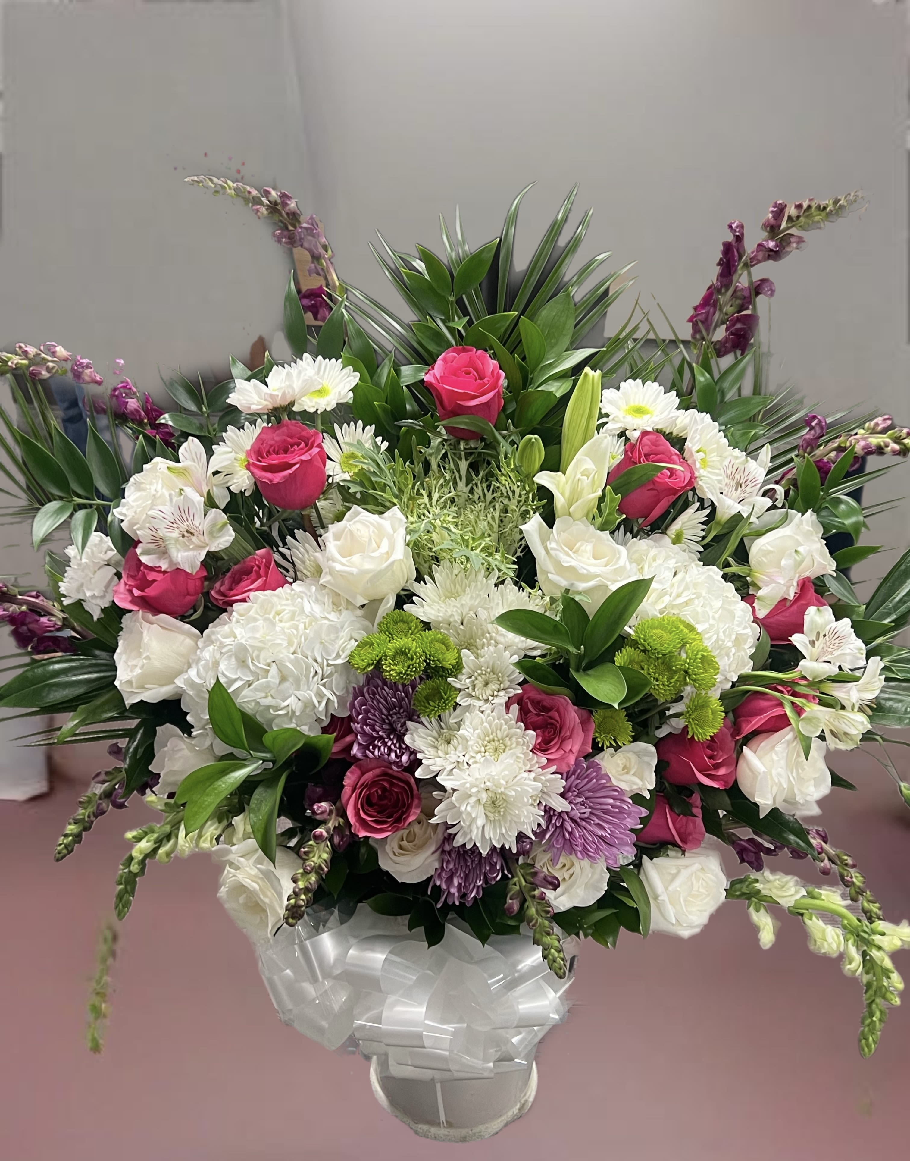 Event Floral Arrangement - A floral arrangement designed to enhance any event with elegance and style. Featuring a harmonious combination of fresh flowers and foliage, each detail is carefully selected to complement the occasion. Let us know your preferred colors, and we’ll create the perfect arrangement for you.