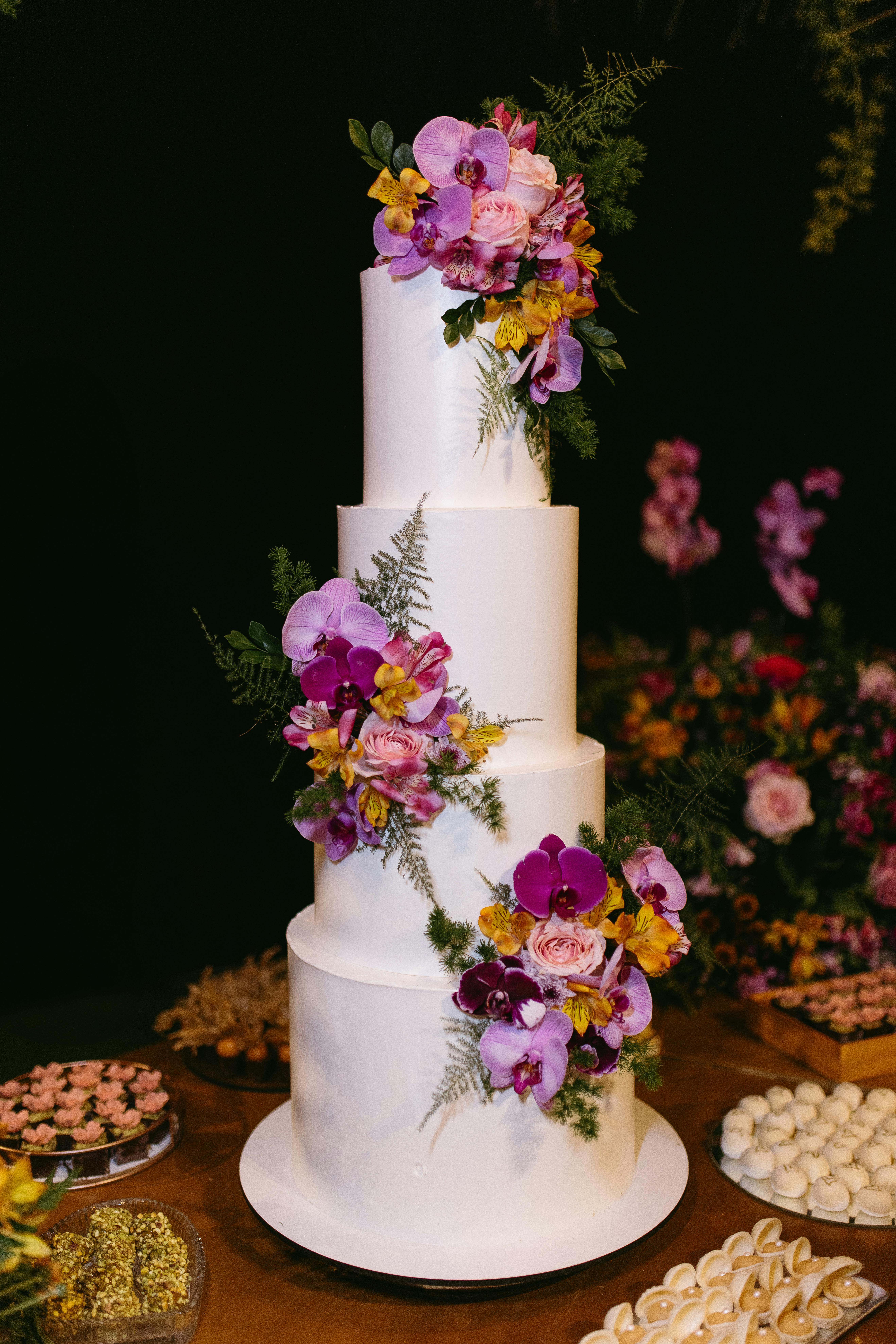 Ever After - A full floral collection for couples who want every detail to stand out, from the aisle to the cake table.  Includes: • Bridal bouquet • 3 bridesmaid bouquets • 6 boutonnieres • 2 corsages • Petals for the flower girl • Cake florals • 2 ceremony arrangements • 10 basic centerpieces (vases included)  Each piece thoughtfully designed to reflect elegance, love, and harmony across your entire event.  