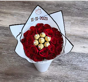BOUQUET BOUQUET - BOUQUET OF NATURAL ROSES WITH A CHOCOLATE , (TO PERSONALIZE THE TOPPER WITH THE NAME SEND A TEXT ) . (NOTICE!!! WE WILL NOT DO DELIVERY ON FEBRUARY 14TH PLEASE DO NOT PUT FOR DELIVERY BECAUSE WE WILL NOT DO IT! YOU CAN MAKE YOUR RESERVATION AND COME TO PICK UP AT THE STORE) THANK YOU VERY MUCH FOR UNDERSTANDING
