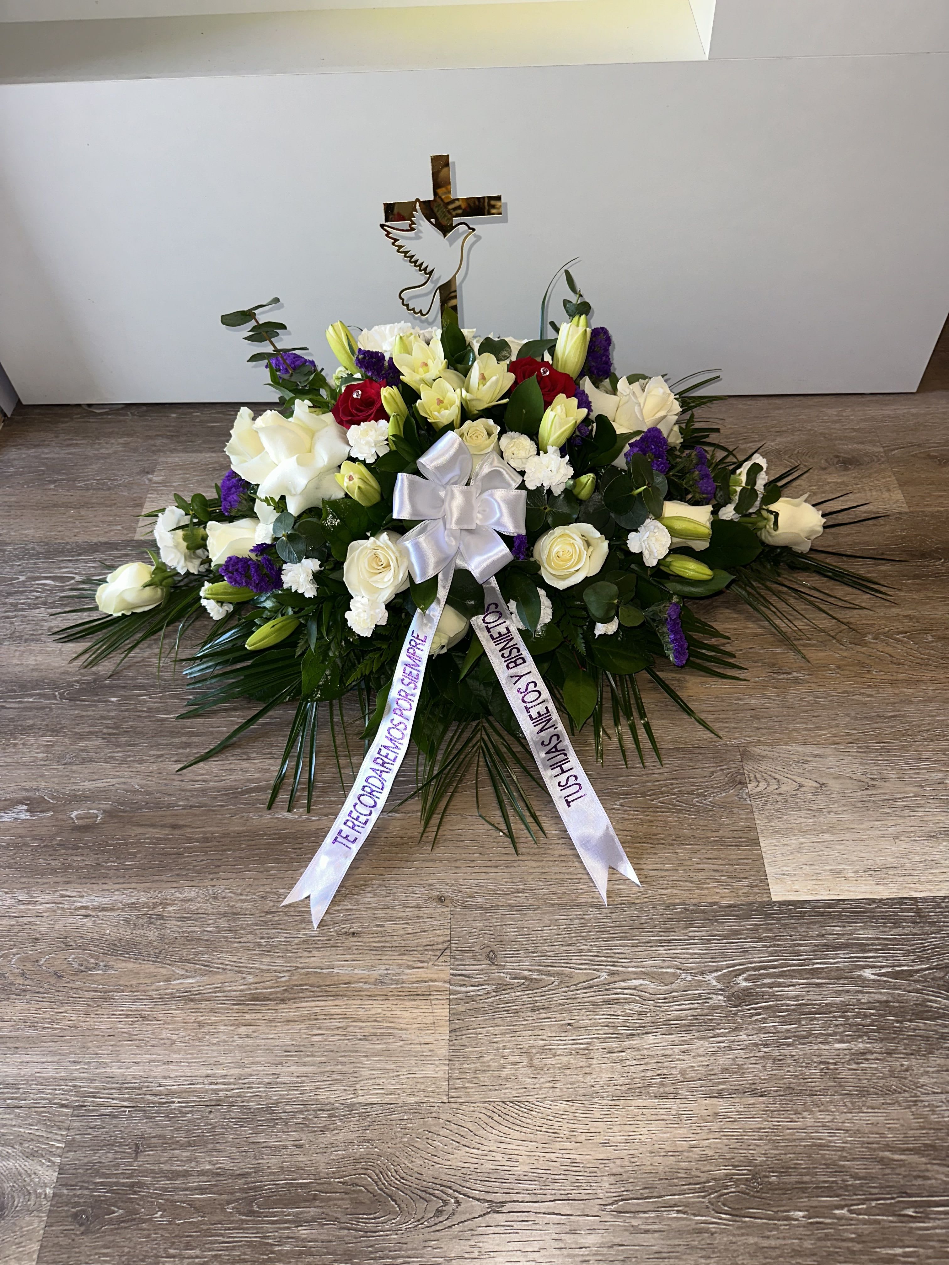 casket natural flowers combination white, purple, red - Natural flower casket combination white, purple, red (you can choose your preferred colors and send the message to personalize the ribbon