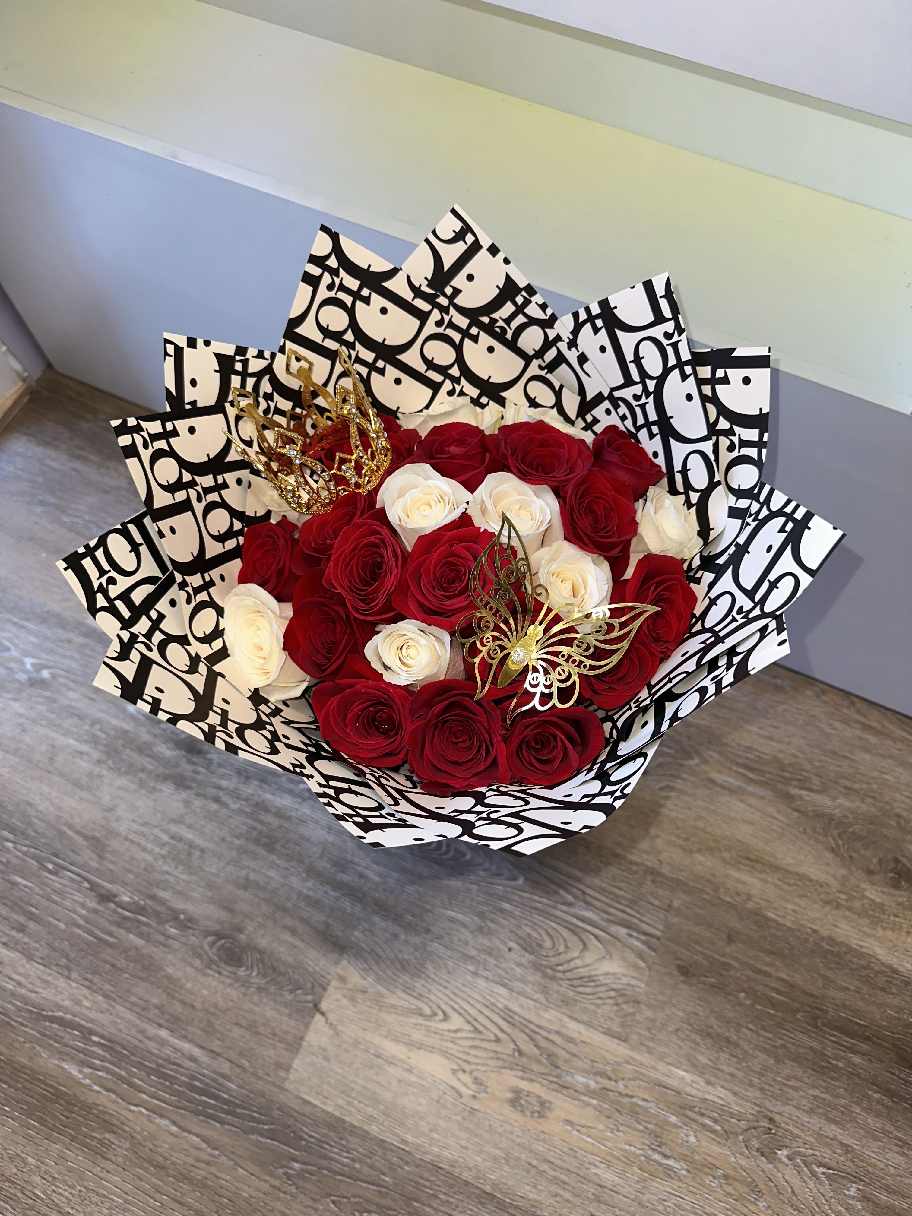 DIOR BOUQUET DIOR BOUQUET - BOUQUET WITH WHITE AND RED ROSES, METAL WREATH, DECORATIVE BUTTERFLY, DIOR PAPER (only 2 available)