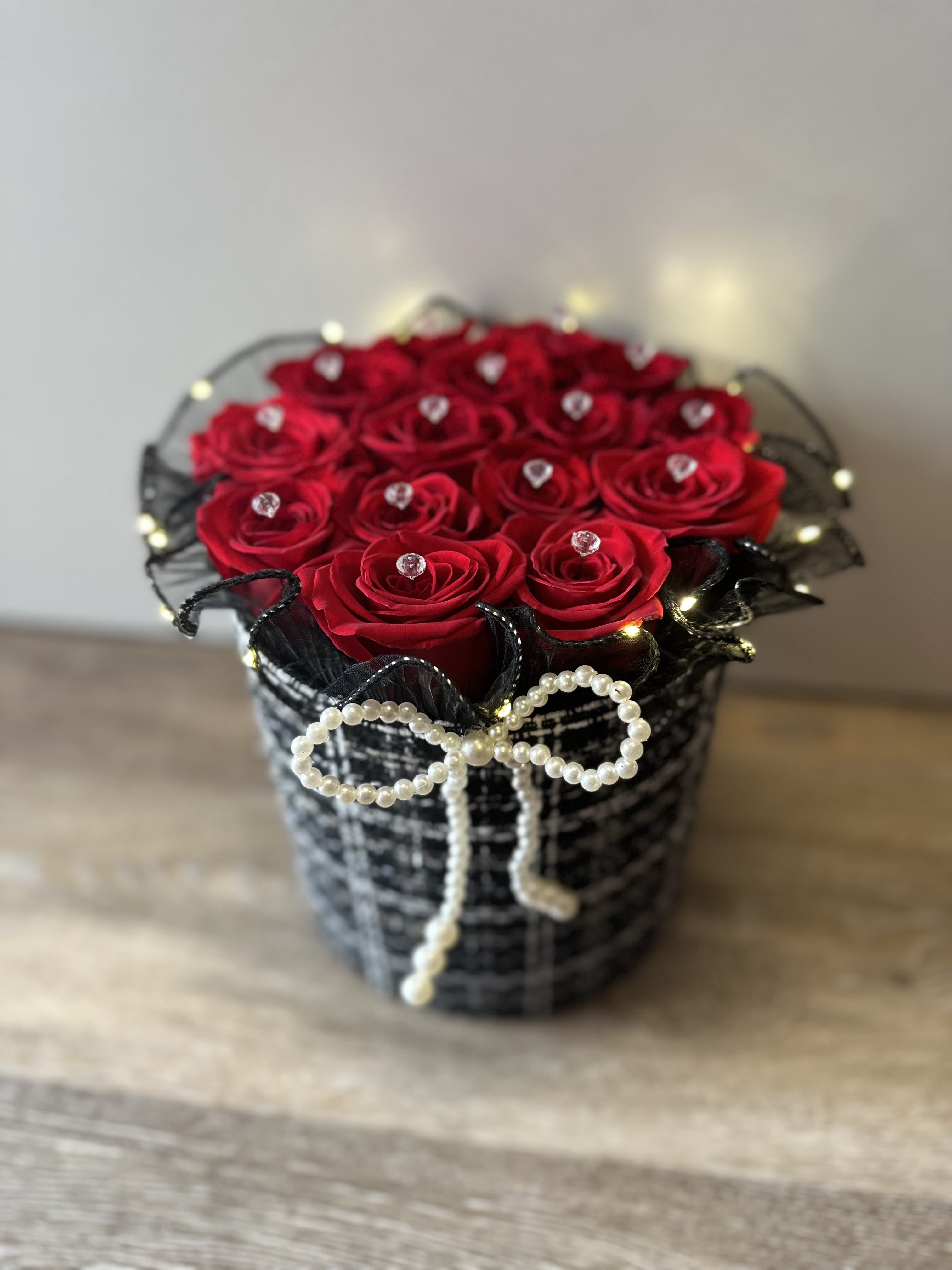 ELEGANT BOX WITH ROSES AND LED LIGHT ELEGANT BOX WITH ROSES AND LED LIGHT - ELEGANT BOX WITH ROSES AND LED LIGHT