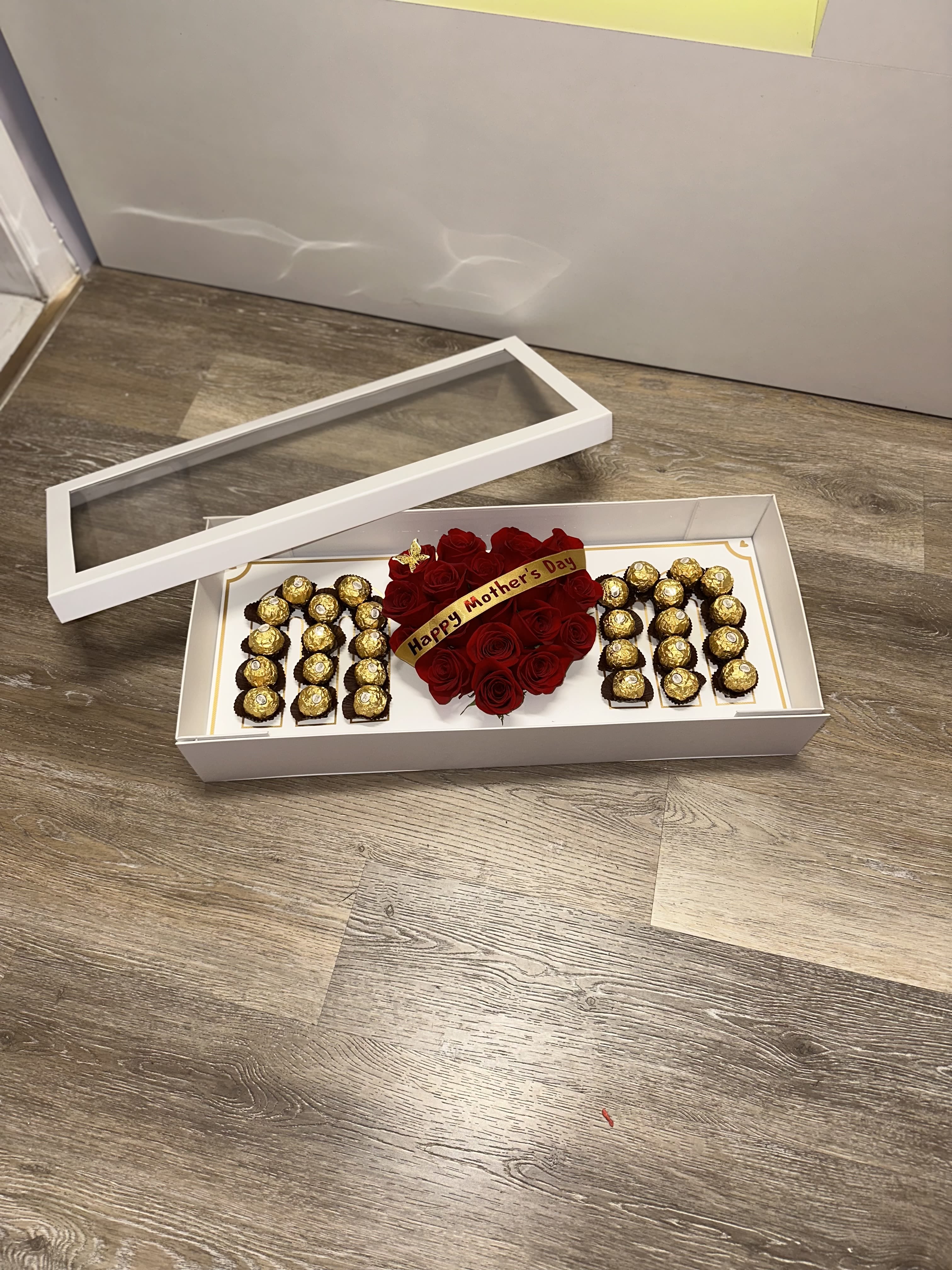 BEAUTIFUL MOM BOX WITH NATURAL ROSES AND FERRERO CHOCOLATES, PHRASE FOR MOTHER'S DAY, BEAUTIFUL MOM BOX WITH NATURAL ROSES AND FERRERO CHOCOLATES, PHRASE FOR MOTHER'S DAY, - BEAUTIFUL MOM BOX WITH NATURAL ROSES AND FERRERO CHOCOLATES, PHRASE FOR MOTHER'S DAY, METAL BUTTERFLY DECORATION