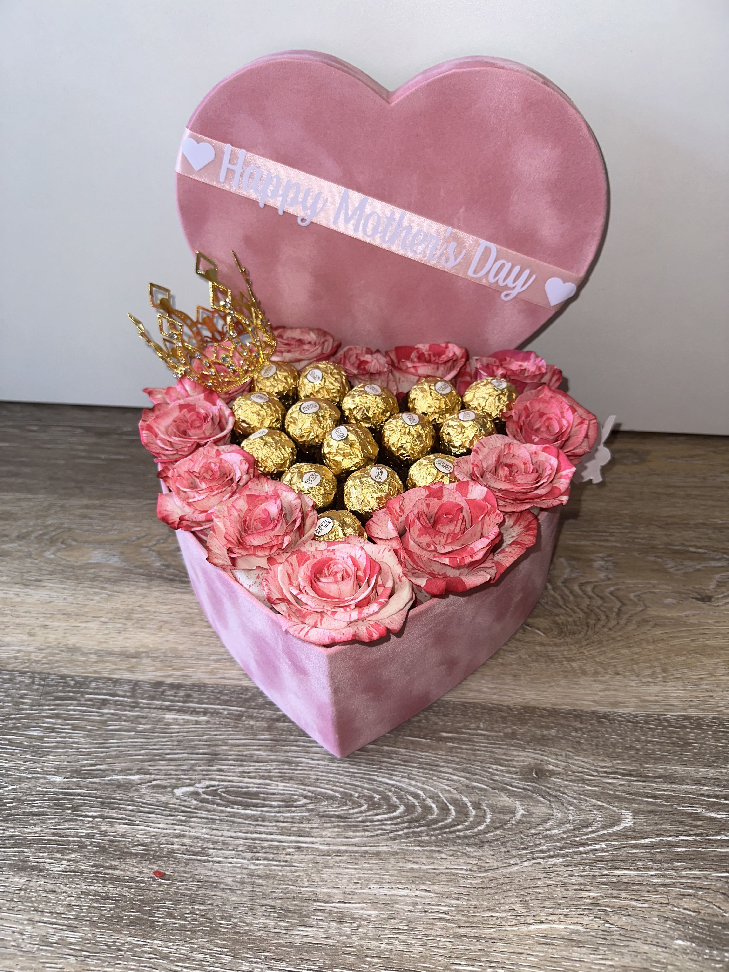 VELVET HEART WITH BEAUTIFUL DUAL-TONE ROSES AND FERREROS VELVET HEART WITH BEAUTIFUL DUAL-TONE ROSES AND FERREROS - Velvet heart with beautiful two-color roses and ferreros, metal wreath and Mother's Day phrase (ONLY 2 AVAILABLE )