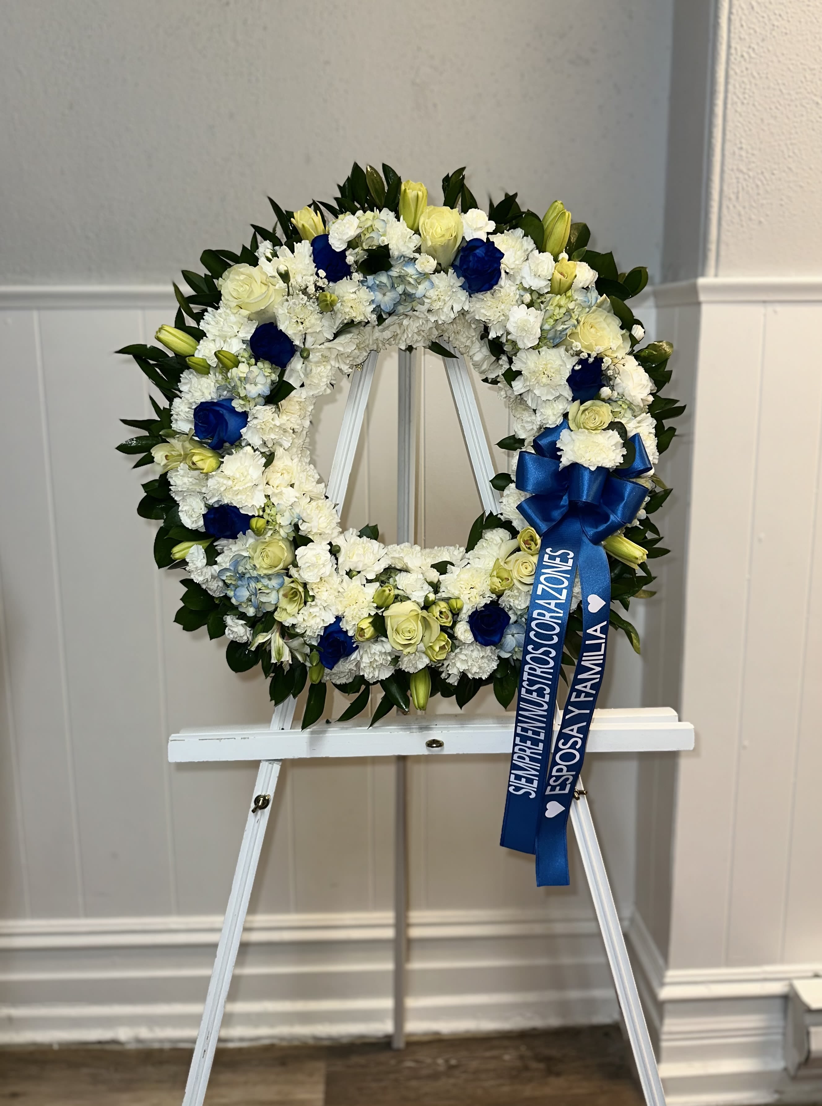WHITE CIRCULAR FUNERAL ARRANGEMENT WITH BLUE TOUCHES WHITE CIRCULAR FUNERAL ARRANGEMENT WITH BLUE TOUCHES - WHITE CIRCULAR FUNERAL ARRANGEMENT WITH BLUE TOUCHES