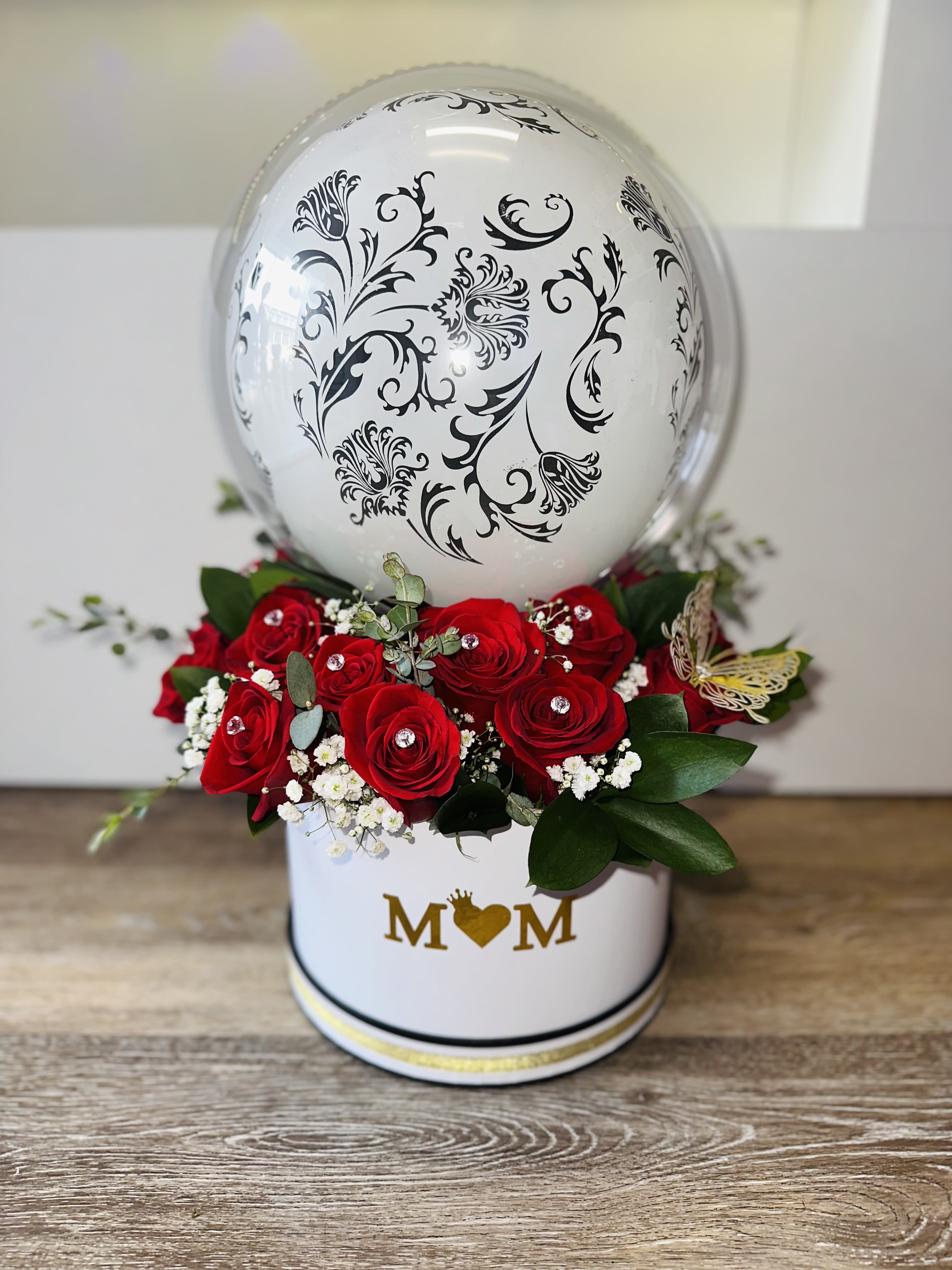 BEAUTIFUL GIFT FOR MOM - BEAUTIFUL GIFT FOR MOM, NATURAL ROSES EACH WITH ITS FANTASY DIAMOND, DESIGN BALLOON, WHITE BOX WITH THE PHRASE M️M, DECORATIVE BUTTERFLY (ONLY 4 available ) 