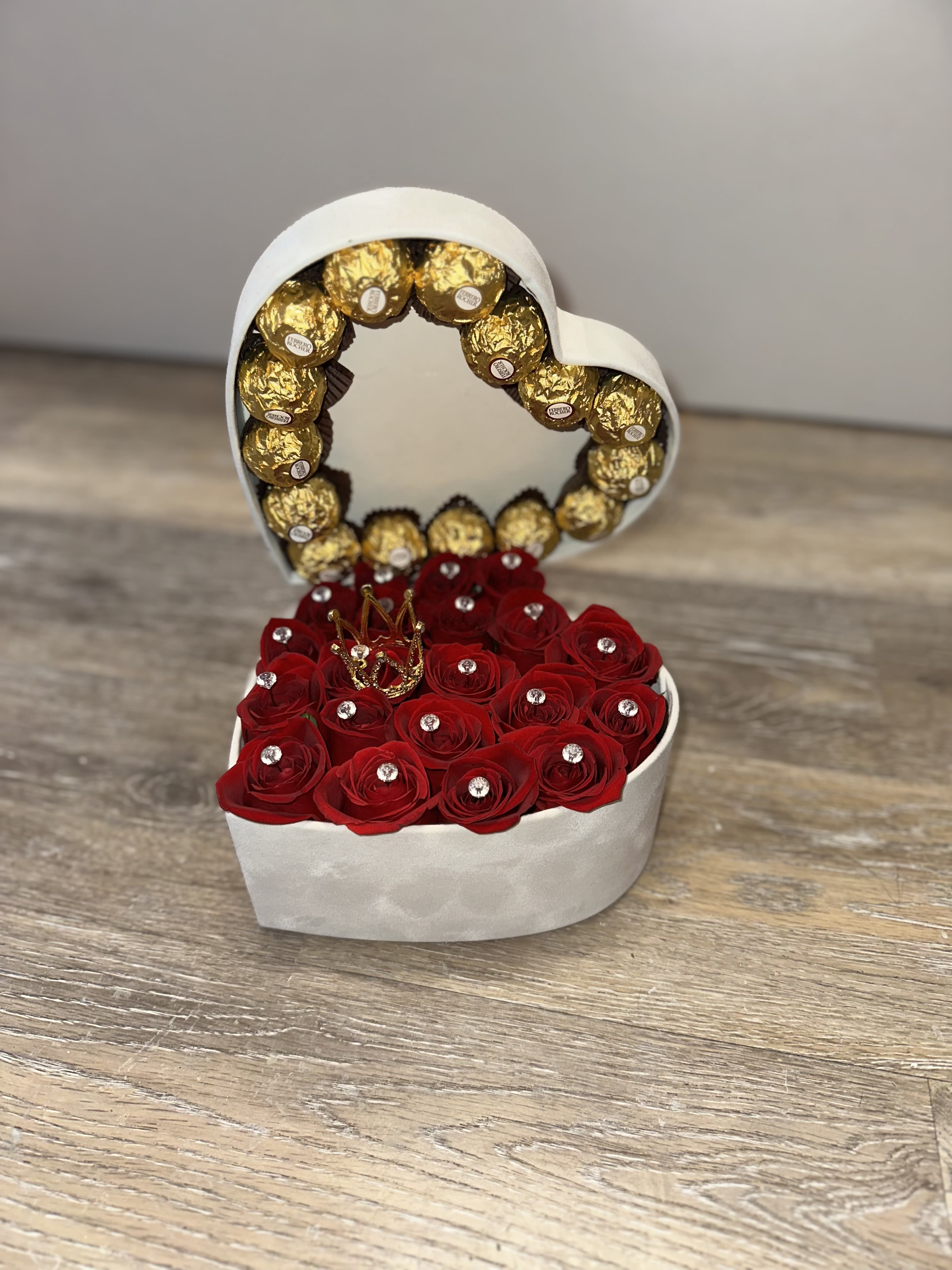 HEART VELVET BOX WITH ROSES, EACH ONE WITH ITS FANTASY DIAMOND, METAL CROWN, FERRERO CHOCOLATES, (small size) HEART VELVET BOX WITH ROSES, EACH ONE WITH ITS FANTASY DIAMOND, METAL CROWN, FERRERO CHOCOLATES, (small size) - HEART VELVET BOX WITH ROSES, EACH ONE WITH ITS FANTASY DIAMOND, METAL CROWN, FERRERO CHOCOLATES, (small size). (NOTICE!!! WE WILL NOT DO DELIVERY ON FEBRUARY 14TH PLEASE DO NOT PUT FOR DELIVERY BECAUSE WE WILL NOT DO IT! YOU CAN MAKE YOUR RESERVATION AND COME TO PICK UP AT THE STORE) THANK YOU VERY MUCH FOR UNDERSTANDING