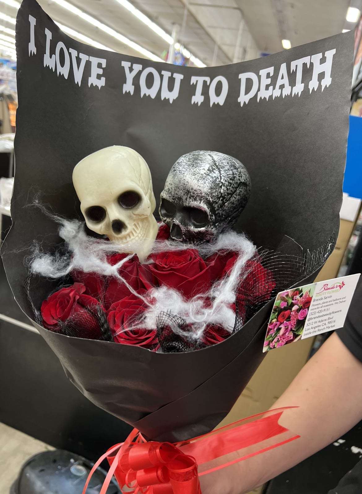 I love you to death  bouquet  - Standard size :12 roses  Deluxe : 25 Roses  Premium : 50 roses 