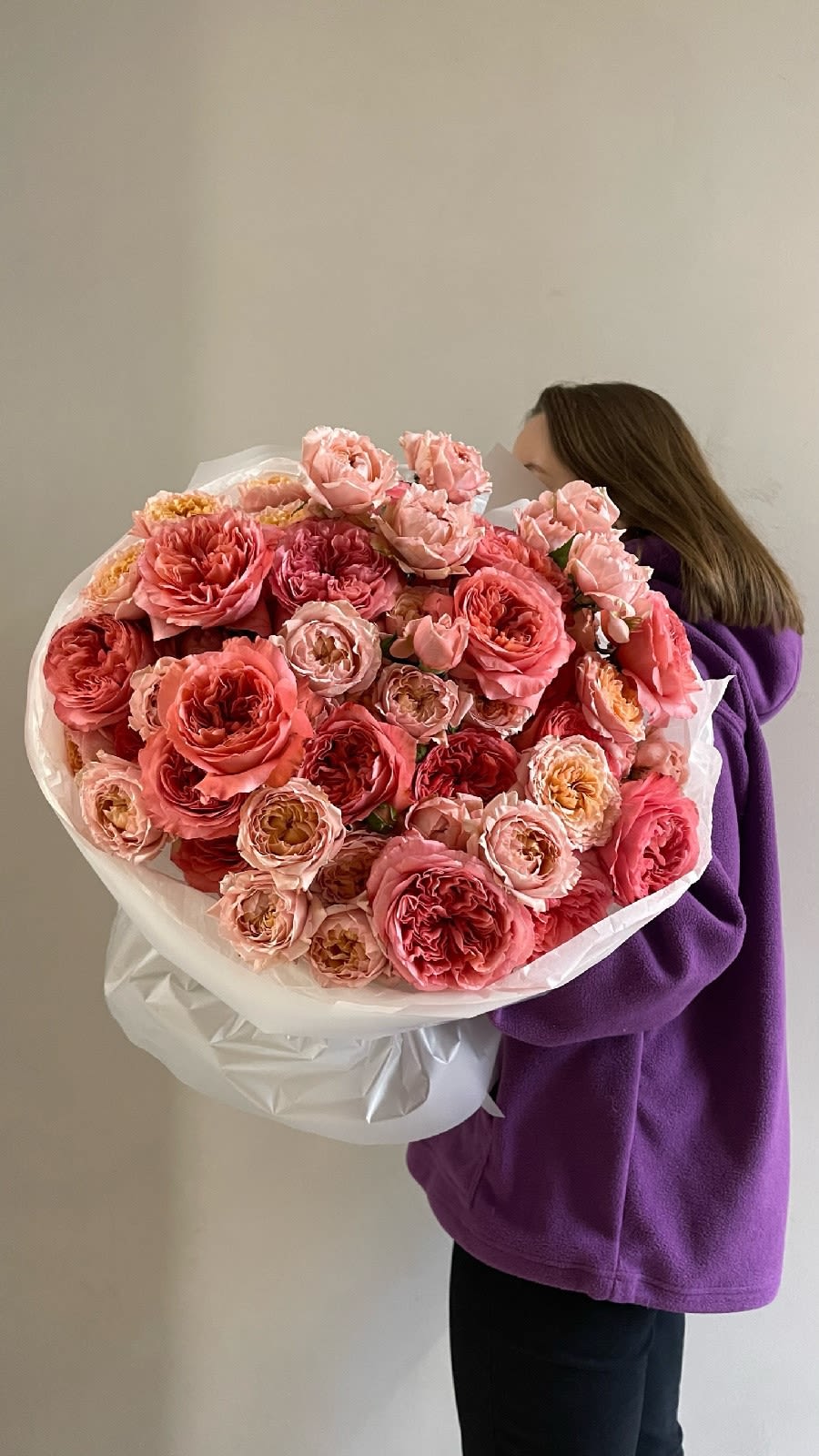 Passion - A lush, eye-catching composition in dusty rose and soft peach tones — the essence of refined luxury. The undisputed star of this elegant duo is the spray roses, with its rich layers and complex hue that captivates even the most discerning eye. Paired with the romantic Pink Expression roses, this bouquet is perfect for a woman of taste, confidence, and quiet power.