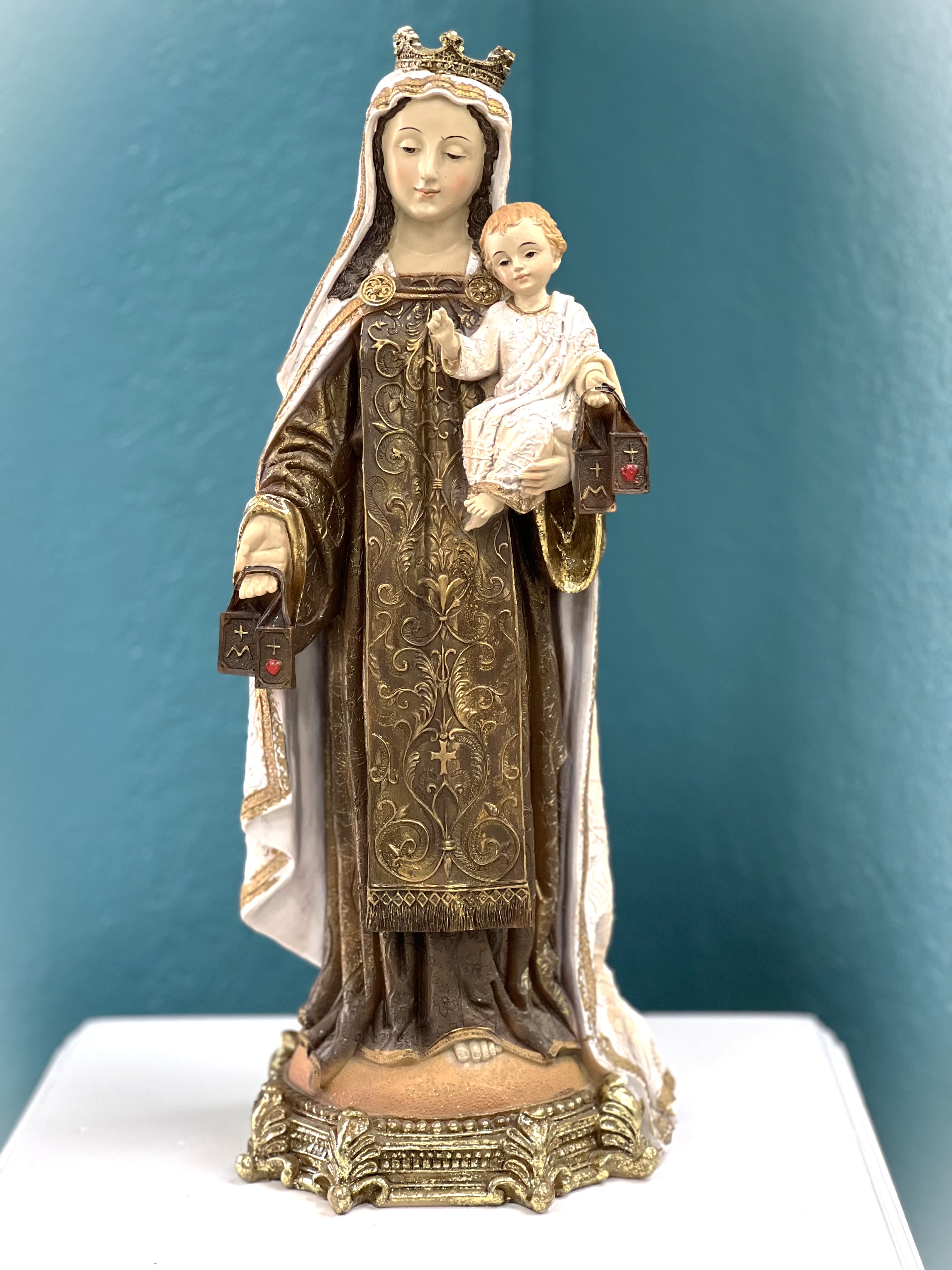 Religious Gifts - Our Lady of Mount Carmel (Nuestra Señora del Carmen) - Mark Roberts Collection Product Type:  Decorative Accent Material Resin Total Number of Pieces Included 1 Product Care:  Wipe clean with a dry cloth 