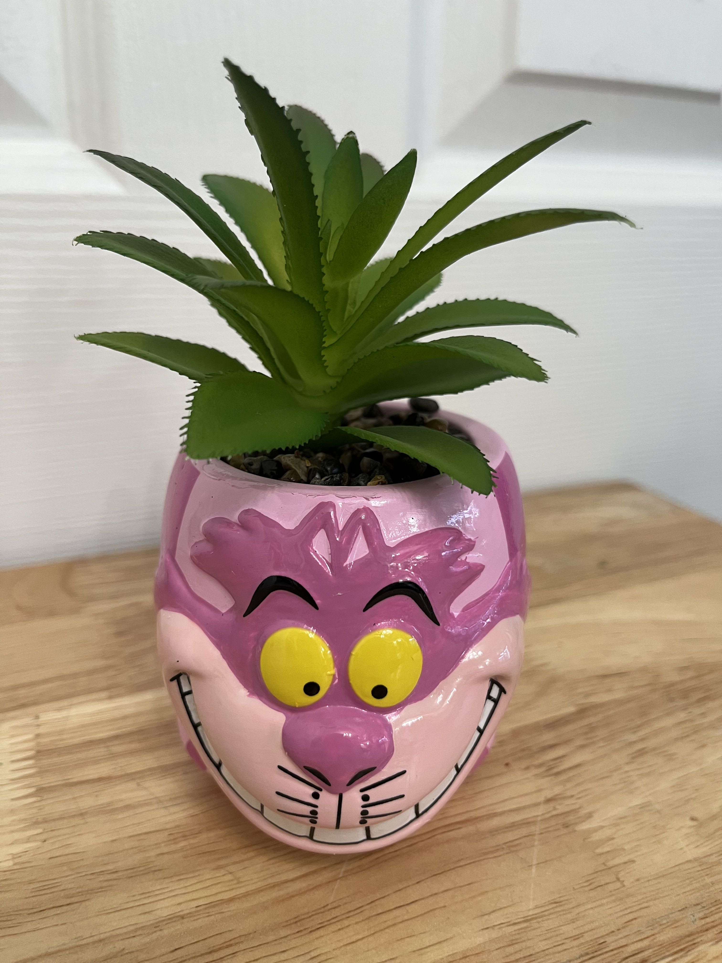 Cheshire cat/ Gato de Cheshire - Small Cheshire cat with a faux plant  Pequeño gato de Cheshire con una planta artificial