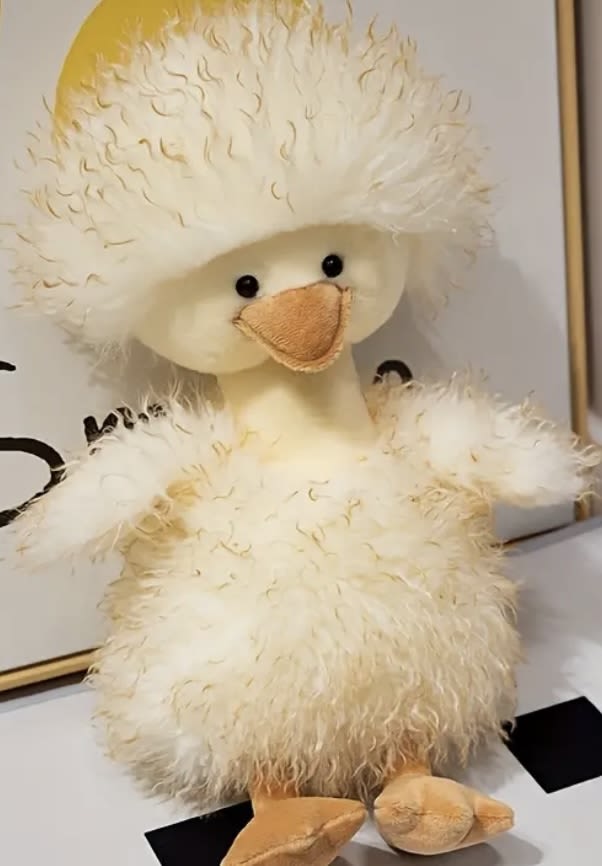 Ducky/ Pato Ducky/ Pato - Adorable fuzzy duck 15.75 inches Patito esponjoso adorable de 15.75 pulgadas