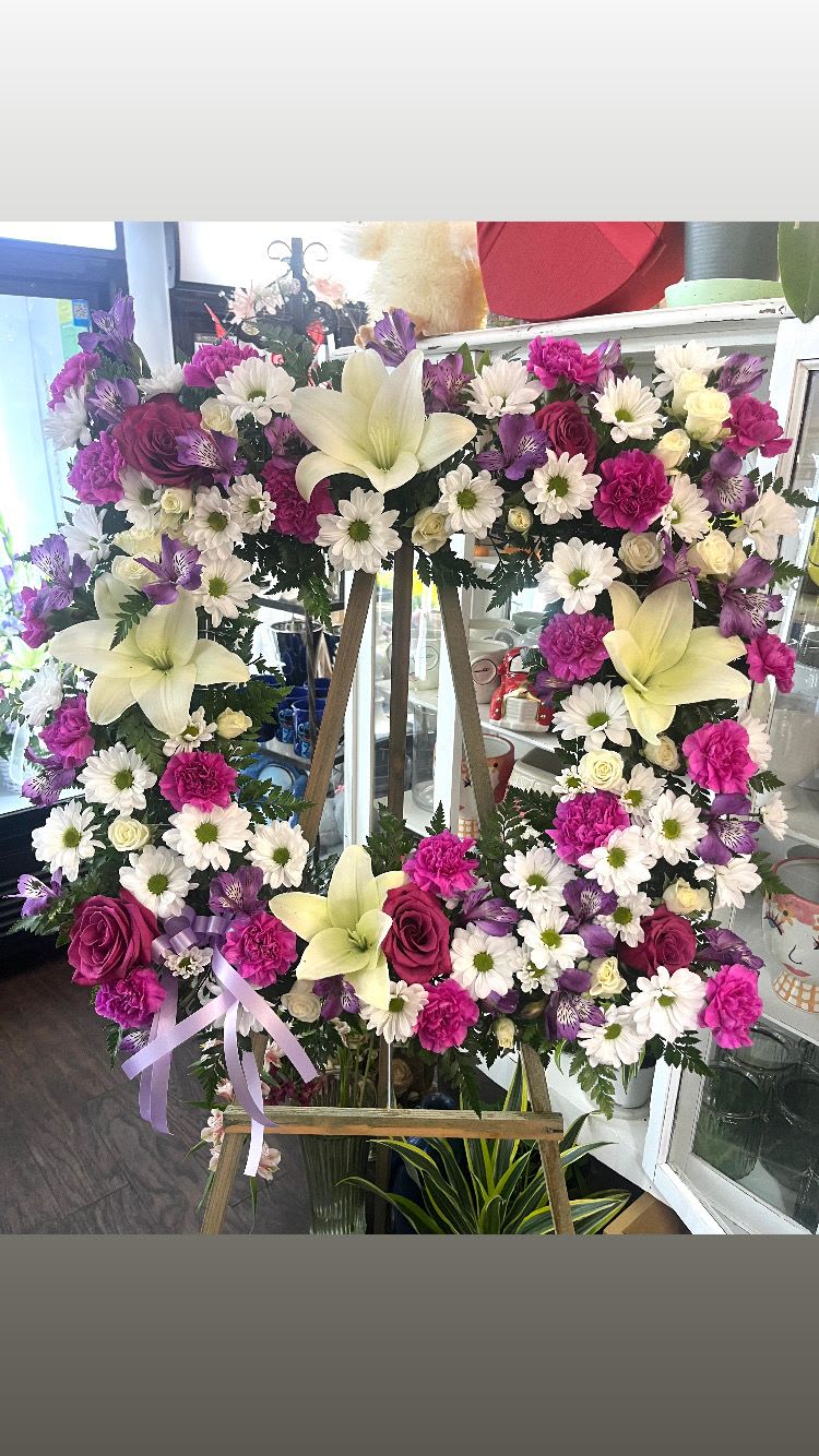 Eternal life / Vida eterna Eternal life / Vida eterna - Beautiful square shaped wreath Standing spray, A variety of flowers, including roses, lilies , mums , alstroemeria, and carnations. Hermosa corona de forma cuadrada, un arreglo en pie, una variedad de flores, incluyendo rosas, lirios, margaritas, alstroemeria y claveles.