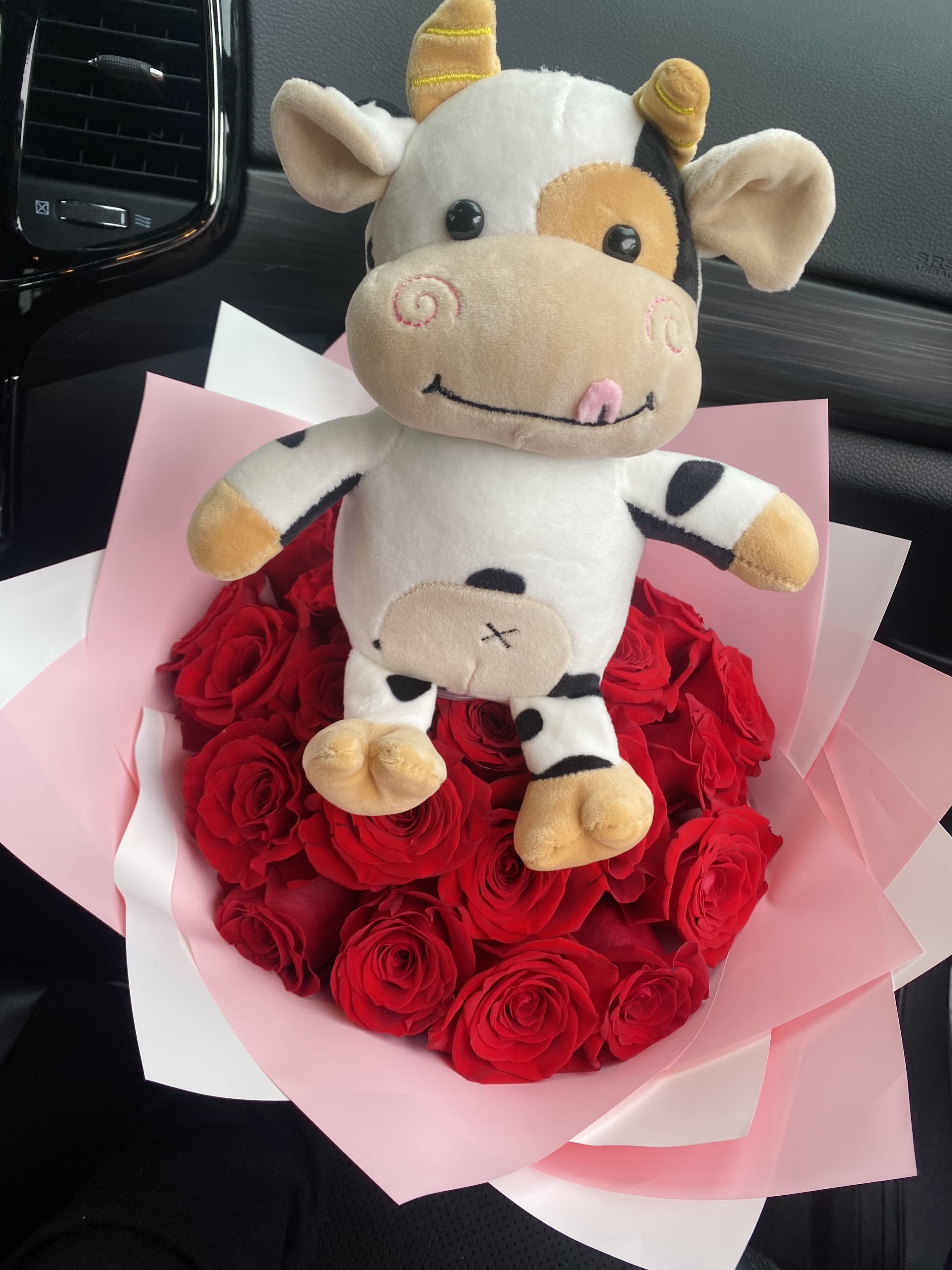 Vaquita Rose Bouquet - Rose bouquet with cow plushie