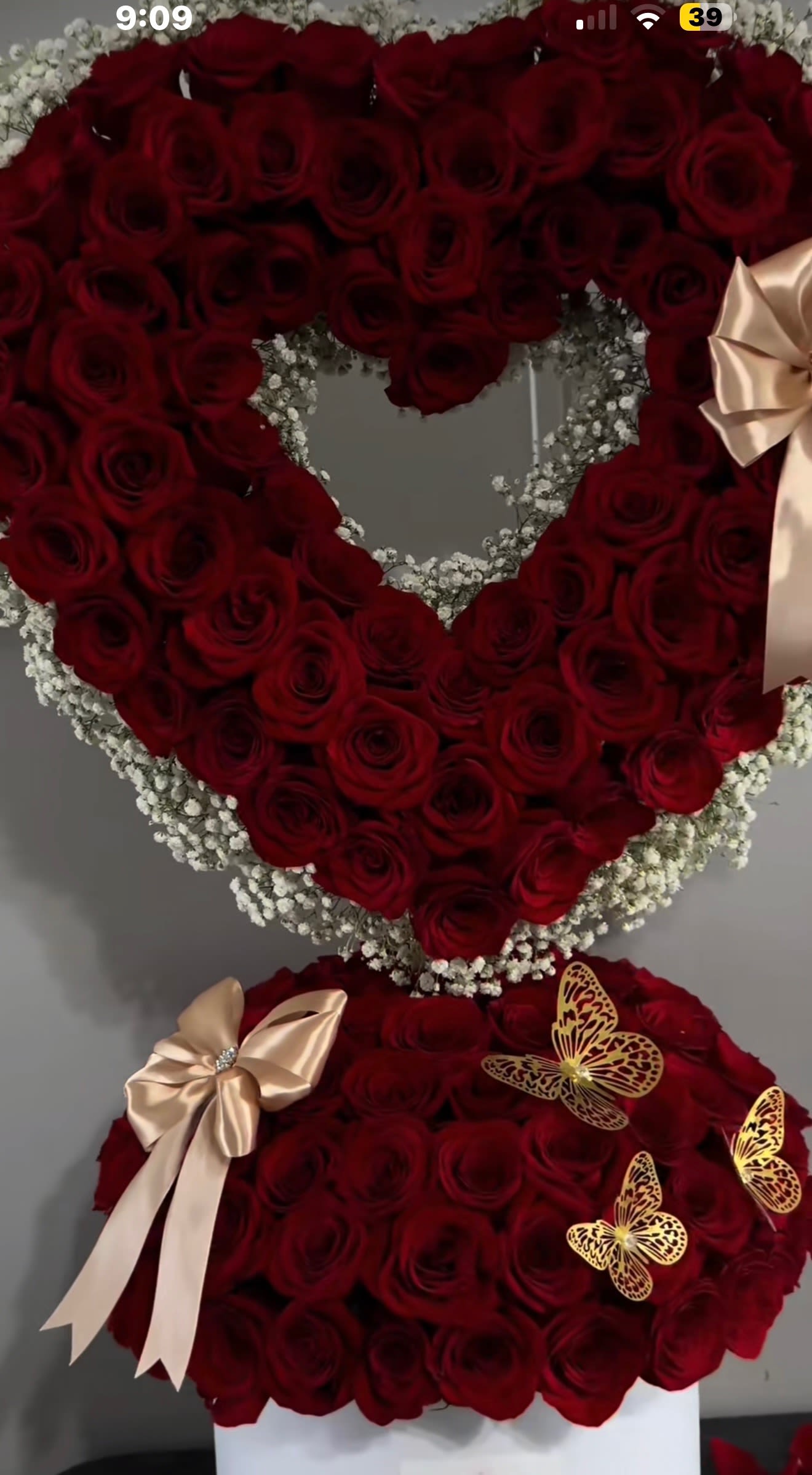 Love heart with box will with roses Love heart with box will with roses - Heart roses surrounded with babybreath on top of a box with roses