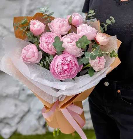 Peonie bouquet - A gorgeous modern peonie wrapped. The luxury world of peonies in real world will make a special occasion one of a kind 