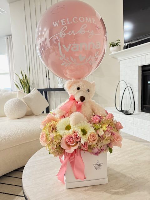 Sweet Welcome Sweet Welcome - A tender design with flowers in pastel tones accompanied by a teddy bear and a personalized balloon, ideal for celebrating the arrival of a princess.