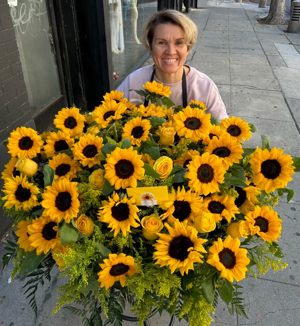 Happy Sunflowers Happy Sunflowers - Large basket with bright sunflowers and yellow roses. It will decorate any holiday and please you.