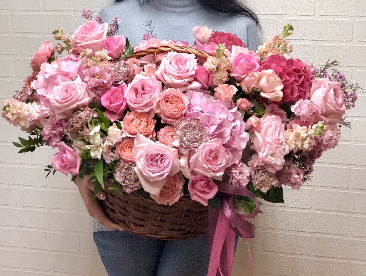 Pink Marshmallows Pink Marshmallows - A basket filled with roses in a variety of shades: pink, cream, and deep pink. The basket is decorated with a bright pink ribbon, which gives it an additional decorative element. This is a beautiful example of a flower arrangement that can be used as a gift or as decoration for an event.