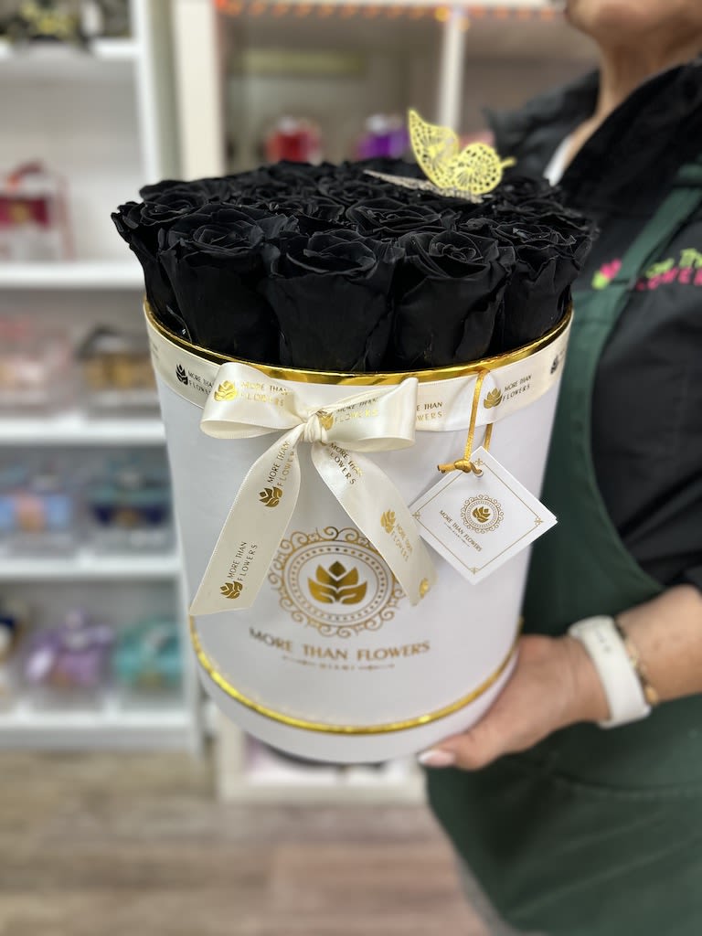 Eternal Roses Round Box - White Box, Black - Round Box Eternal Roses: We stopped the clock for our preserved roses to experience our Preserved Deluxe Collection timelessly. Decorated in our signature boxes and completed with a bow and a personalized card message, trendy and fancy. (22-24 Large Roses / 16-18 XL Roses) Last up to 3 years. Avoid direct sunlight, dust, water or excessive heat. *Available for Nationwide Shipping (5-7 days shipping time)