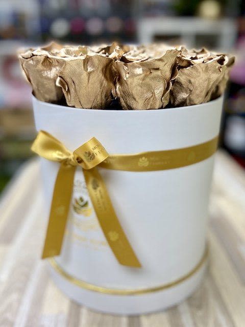 Eternal Roses Round Box - White Box, Gold Roses - Round Box Eternal Roses: We stopped the clock for our preserved roses to experience our Preserved Deluxe Collection timelessly. Decorated in our signature boxes and completed with a bow and a personalized card message, trendy and fancy. (22-24 Large Roses / 16-18 XL Roses) Last up to 3 years. Avoid direct sunlight, dust, water or excessive heat. *Available for Nationwide Shipping (5-7 days shipping time)