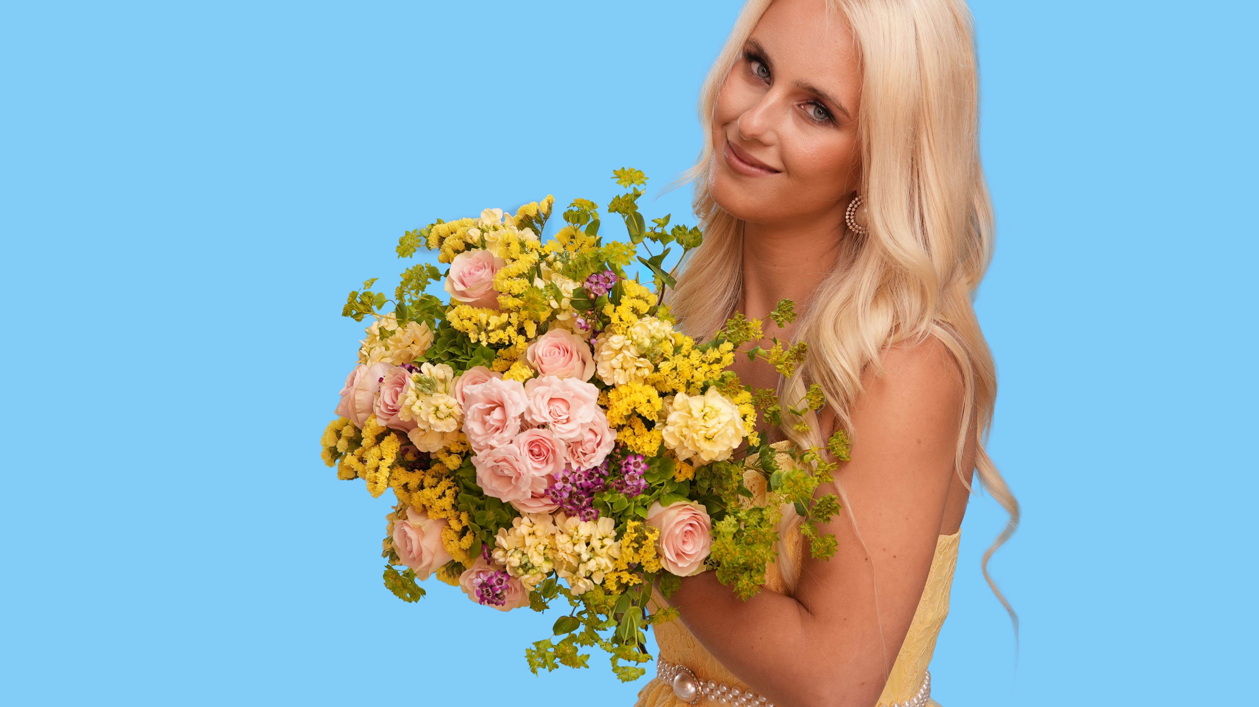 Royal garden - Step into timeless elegance with Royal Garden, a bouquet inspired by the opulent beauty of aristocratic floral estates. This regal arrangement features soft blush roses, buttery yellow carnations, golden solidago, delicate stock blossoms, vibrant greens, and hints of lavender-toned wildflowers — all carefully hand-tied to evoke the charm of a sunlit palace garden.  Elegant yet wild, curated yet effortless — Royal Garden is perfect for elevated celebrations, statement gifts, or adding grandeur to your space.  Style: Classic, romantic, refined Fragrance: Light and fresh with sweet floral notes