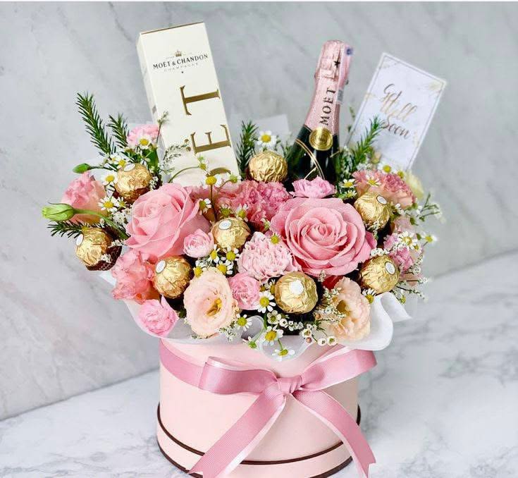 Pink pastel celebration box Pink pastel celebration box - We celebrate your special date with this elegant and unique box made up of pastel pink flowers, roses, lisianthus, carnations, delicate touches of chamomile and mixed foliage, accompanied by a bottle of moet & chandon rose champagne. Available every day. Celebramos tu fecha especial con esta elegante y unica caja conformada con flores color rosa pastel , rosas , lisiantus , claveles , delicados toques de manzanilla y follaje mixto , acompañado de una botella de champagne moet & chandon rose . Disponible todos los dias.
