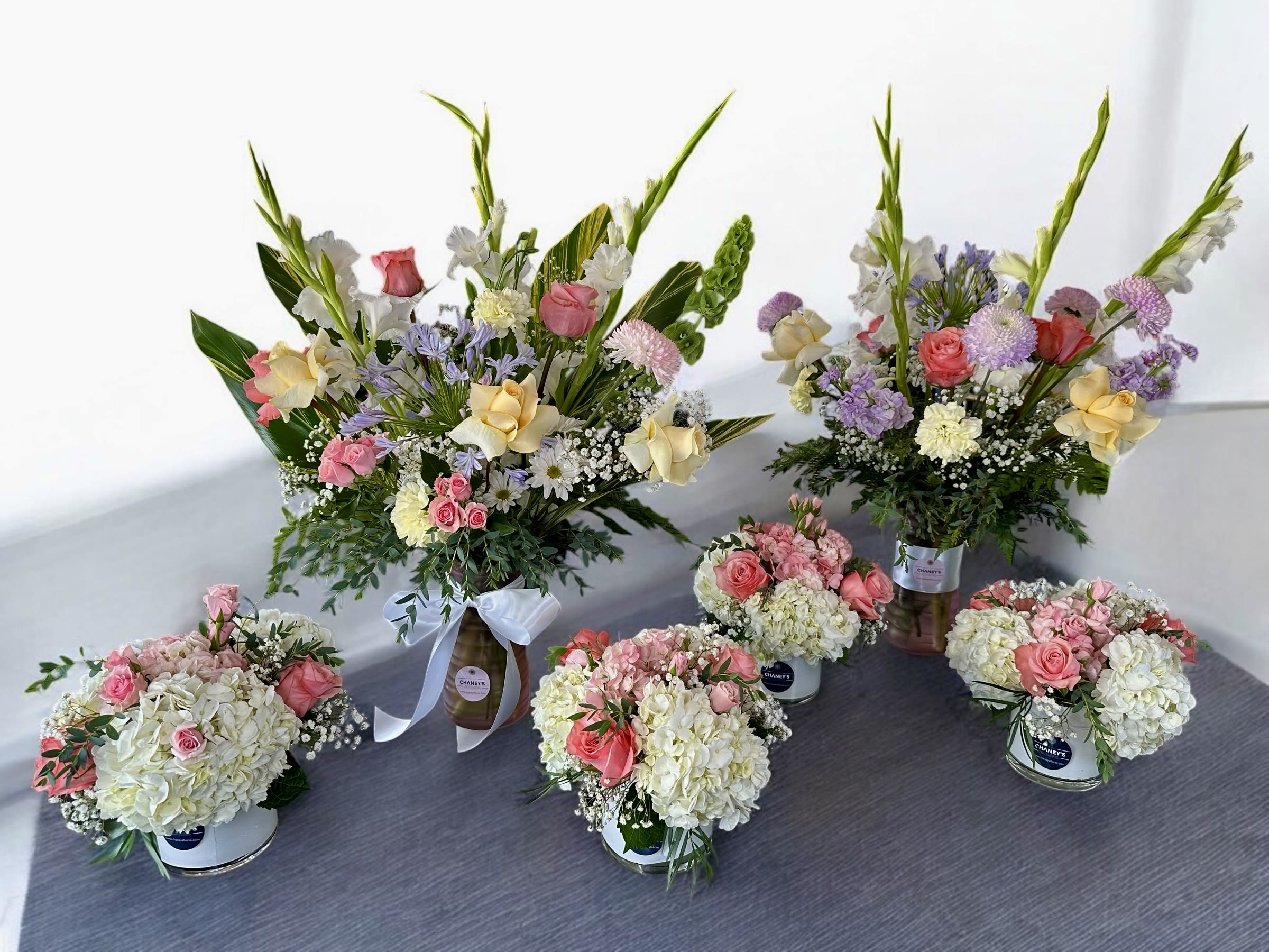 Chaney‘s mixed florals (Weddings, Babyshowers) - CENTERPIECE: $55.- each VASE ARRANGEMENT: $150.- each  Choose your quantities of each!  
