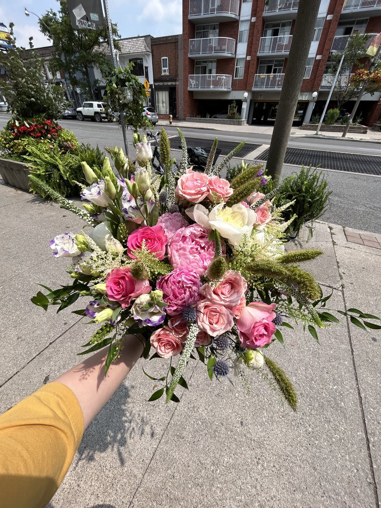 Summer 25 Summer 25 - An aestival bouquet with pink, purple, white and green flowers! In the picture, it is a large size. Due to the availability of certain flowers, substitutions might occasionally be necessary to assemble your bouquet.