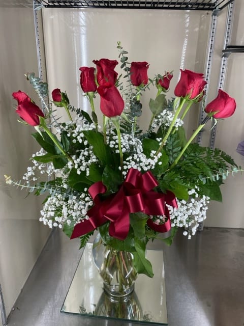 Dz Red Roses with Baby Breath - Dozen red roses in vase with baby breath