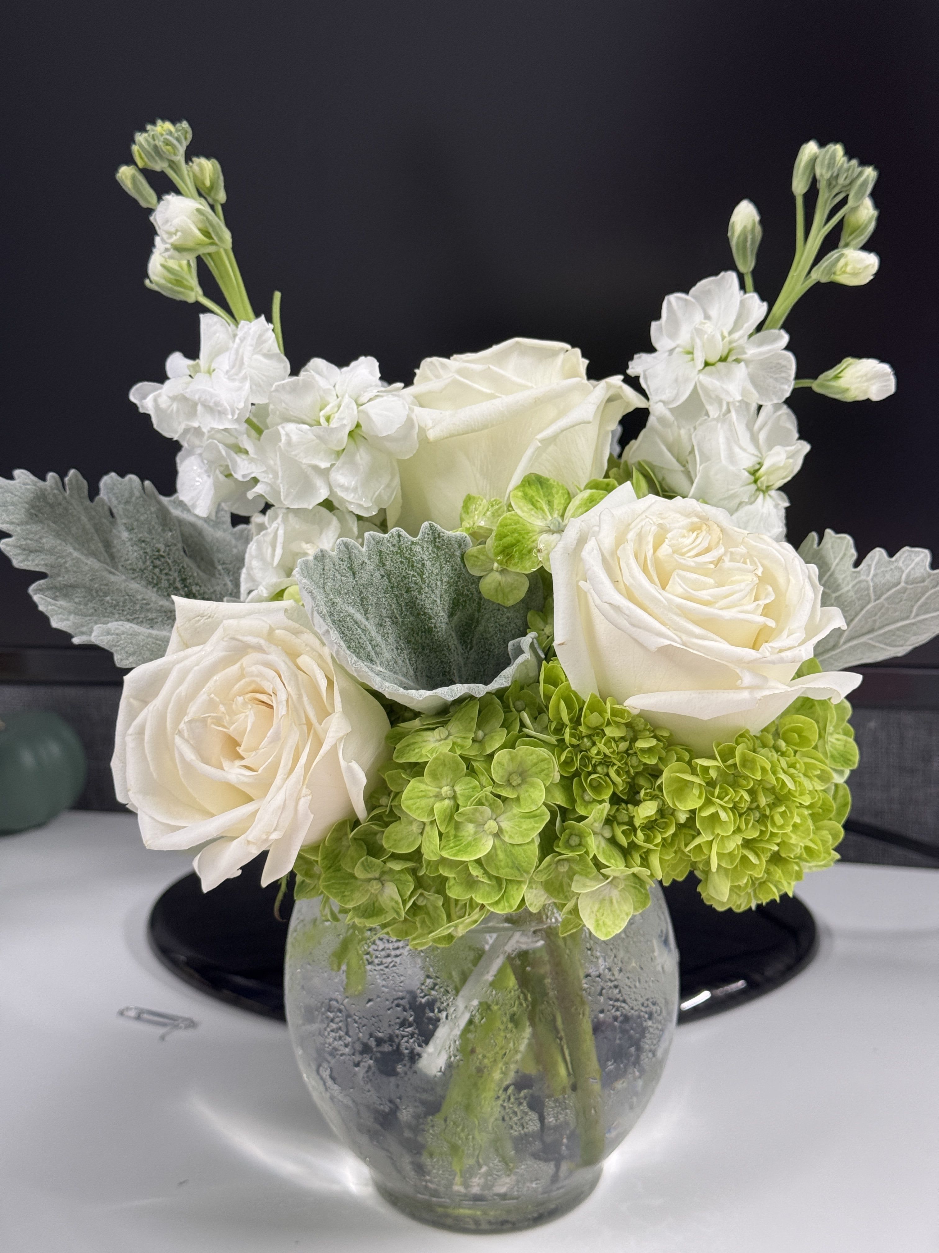 Ivory elegance - The combination of green with whites make this arrangement very elegant for any occasion. 
