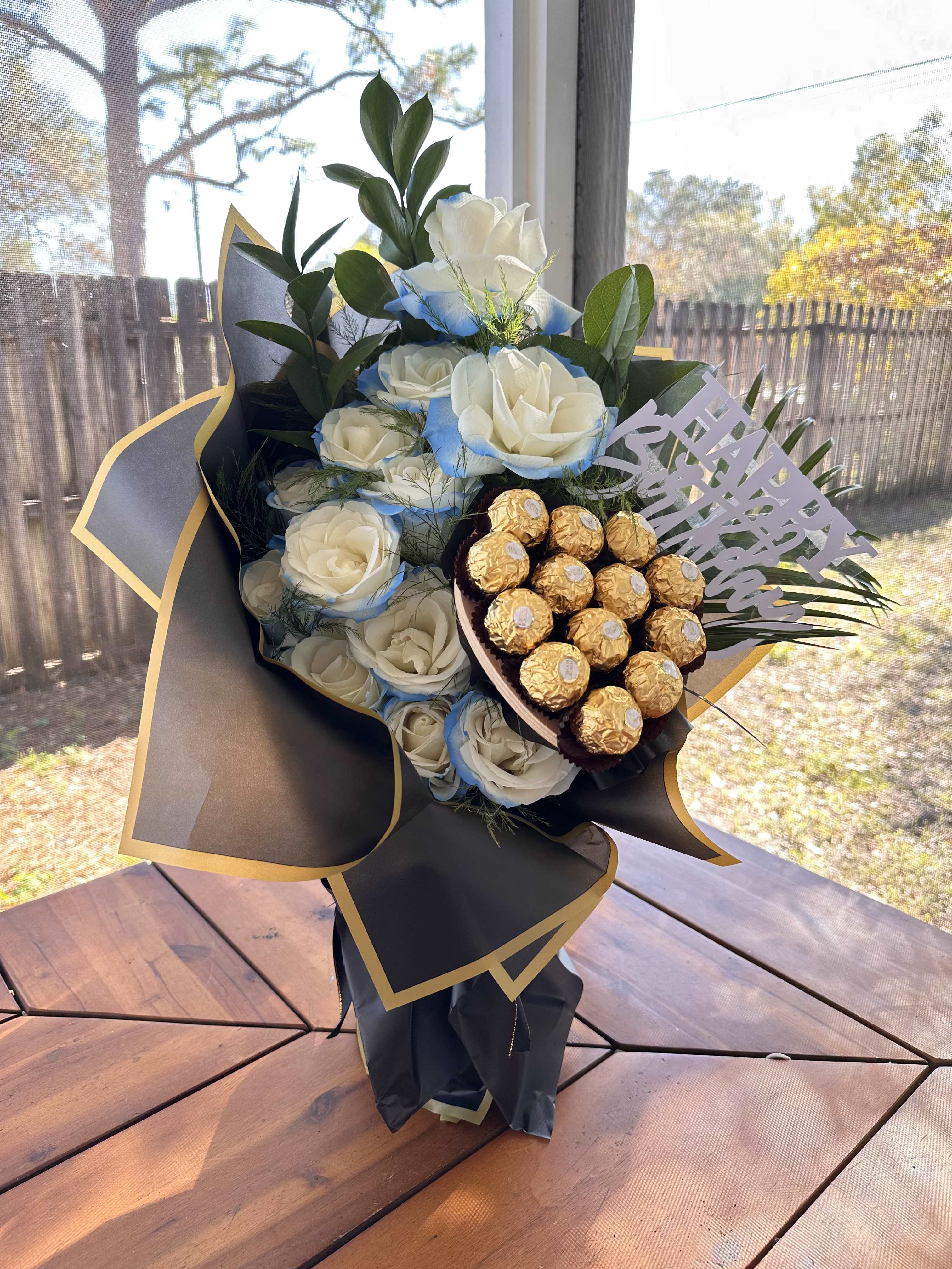 Rey Rey - Bouquet of 12 white roses with touches of blue and 12 Ferrero Roche.