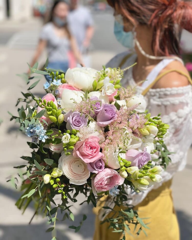 Summer 11 Summer 11 - A Hand tied bouquet with pastel toned flowers *Deluxe size in the picture *Depending on the availability, flowers may change